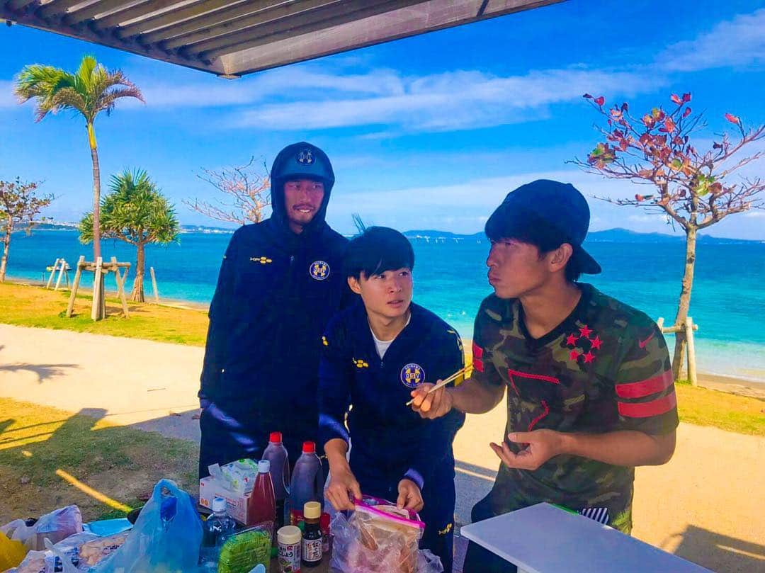 安藝正俊さんのインスタグラム写真 - (安藝正俊Instagram)「: OkinawaSV Beach Party 🏝 : ビーチクリーン活動の後に 美味しいお肉と やまやさんの明太子&モツ鍋と 綺麗な海と Okinawa SV Members✌️ : 楽しい時間でした👏 #沖縄#Okinawa#Japan #沖縄SV#KYFA #サッカー#Soccer#Football #休日#day#off#vacation #清掃活動#地域貢献 #ビーチクリーン#やまや #ビーチパーティー#BBQ #good#time#place#members #end」3月18日 18時05分 - akimasa_okinawa