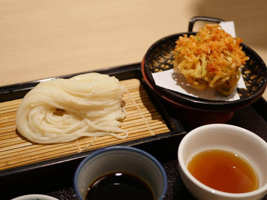 Japan Food Townさんのインスタグラム写真 - (Japan Food TownInstagram)「"Sakura Fair" from Inaniwa Yosuke. It's Kakiage with sakura shrimp!  Kakiage is a tempura dish made of finely cut vegetables and seafood, and here is with rare Sakura shrimp, the flavour of spring, flown from Japan. You can enjoy this Kakiage with cold/hot Inaniwa Udon or as a Donburi. The fair ends at 19th of April so please hurry🌸 ⁣⠀ 稲庭養助から期間限定メニューのお知らせです。春に合わせた、「桜フェア」といたしまして、桜エビのかき揚げを4月19日までご提供いたします！日本から仕入れた桜エビと稲庭養助自慢のおうどんは相性抜群です。冷たいおうどんや温かいおうどんと、もしくはかき揚げ丼としてお楽しみいただけます。是非この機会にいらしてください🌸 ⁣⠀ #inaniwayosuke #sakurafair #sakura #sakuraebi #kakiage⁣⠀ #japanfoodtown #japanesfood #eatoutsg #sgeat #foodloversg #sgfoodporn #sgfoodsteps #instafoodsg #japanesefoodsg #foodsg #orchard #sgfood #foodstagram #singapore #wismaatria #ジャパンフードタウン #シンガポール #稲庭養助 #稲庭うどん #桜エビ #かき揚げ #桜エビのかき揚げ #桜フェア⁣⠀」3月18日 18時14分 - japanfoodtown