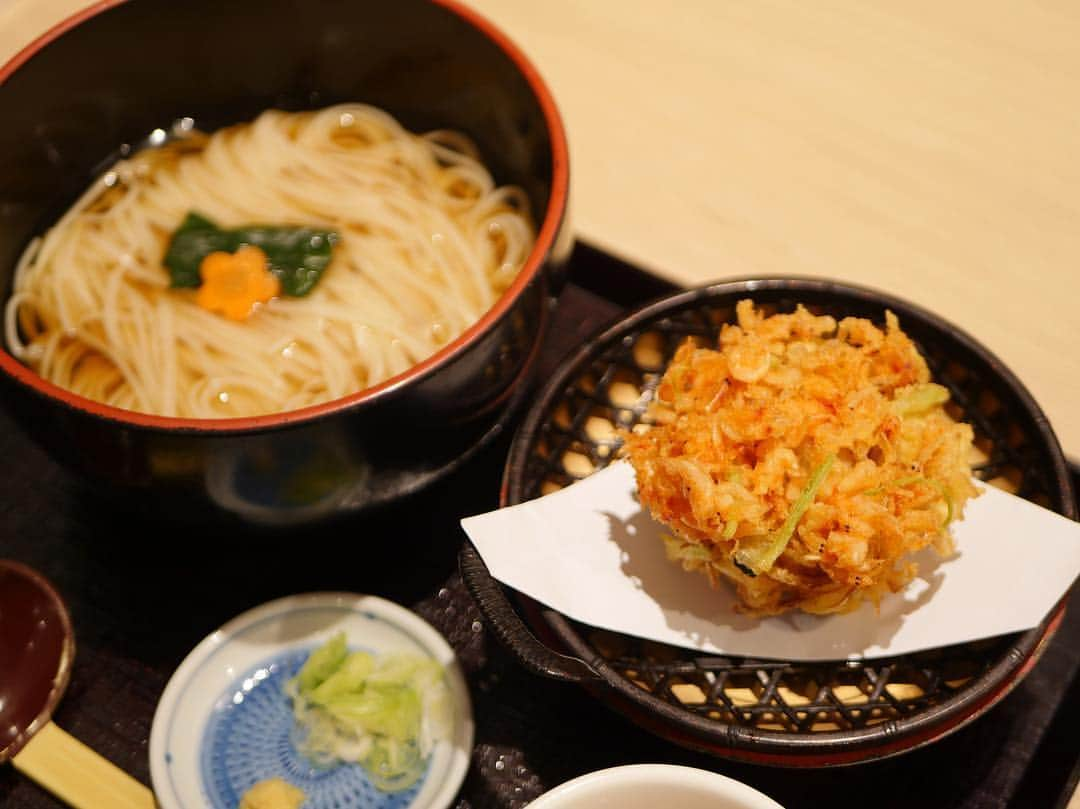 Japan Food Townさんのインスタグラム写真 - (Japan Food TownInstagram)「"Sakura Fair" from Inaniwa Yosuke. It's Kakiage with sakura shrimp!  Kakiage is a tempura dish made of finely cut vegetables and seafood, and here is with rare Sakura shrimp, the flavour of spring, flown from Japan. You can enjoy this Kakiage with cold/hot Inaniwa Udon or as a Donburi. The fair ends at 19th of April so please hurry🌸 ⁣⠀ 稲庭養助から期間限定メニューのお知らせです。春に合わせた、「桜フェア」といたしまして、桜エビのかき揚げを4月19日までご提供いたします！日本から仕入れた桜エビと稲庭養助自慢のおうどんは相性抜群です。冷たいおうどんや温かいおうどんと、もしくはかき揚げ丼としてお楽しみいただけます。是非この機会にいらしてください🌸 ⁣⠀ #inaniwayosuke #sakurafair #sakura #sakuraebi #kakiage⁣⠀ #japanfoodtown #japanesfood #eatoutsg #sgeat #foodloversg #sgfoodporn #sgfoodsteps #instafoodsg #japanesefoodsg #foodsg #orchard #sgfood #foodstagram #singapore #wismaatria #ジャパンフードタウン #シンガポール #稲庭養助 #稲庭うどん #桜エビ #かき揚げ #桜エビのかき揚げ #桜フェア⁣⠀」3月18日 18時14分 - japanfoodtown