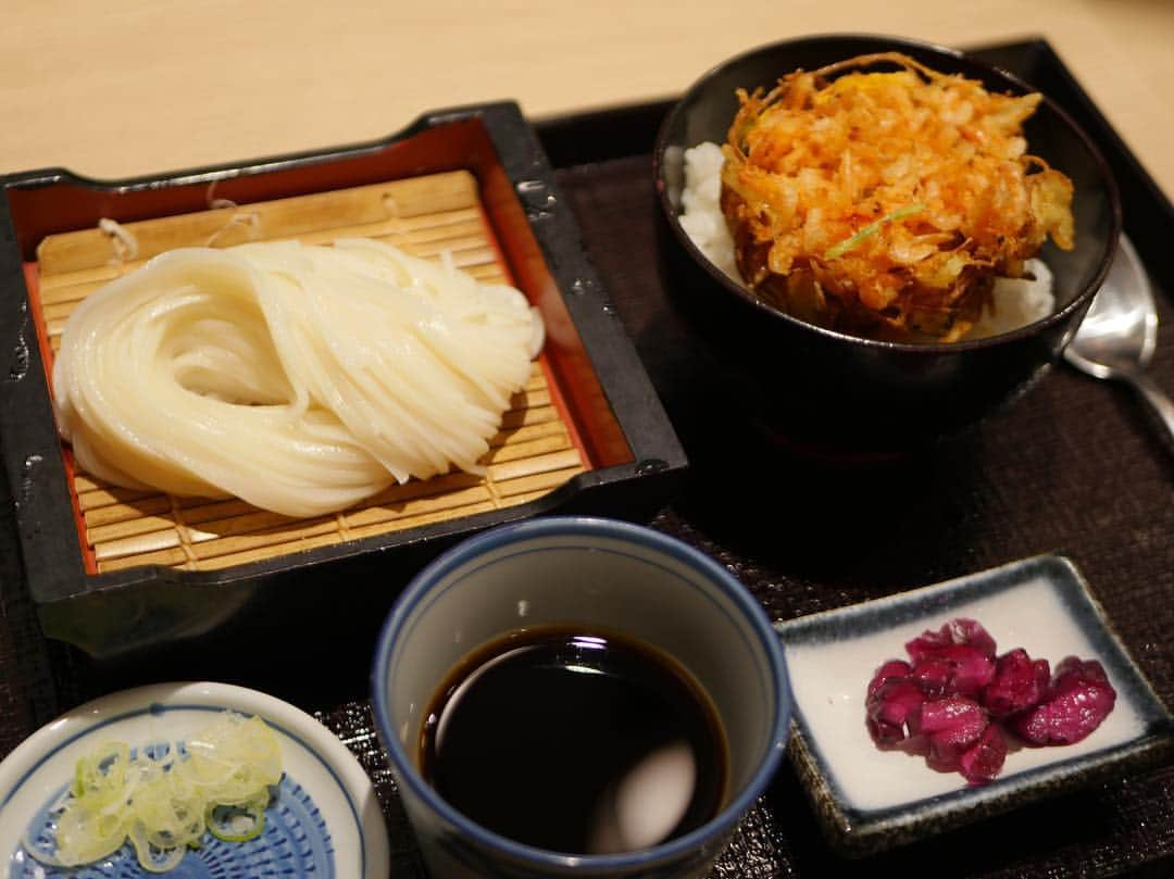 Japan Food Townさんのインスタグラム写真 - (Japan Food TownInstagram)「"Sakura Fair" from Inaniwa Yosuke. It's Kakiage with sakura shrimp!  Kakiage is a tempura dish made of finely cut vegetables and seafood, and here is with rare Sakura shrimp, the flavour of spring, flown from Japan. You can enjoy this Kakiage with cold/hot Inaniwa Udon or as a Donburi. The fair ends at 19th of April so please hurry🌸 ⁣⠀ 稲庭養助から期間限定メニューのお知らせです。春に合わせた、「桜フェア」といたしまして、桜エビのかき揚げを4月19日までご提供いたします！日本から仕入れた桜エビと稲庭養助自慢のおうどんは相性抜群です。冷たいおうどんや温かいおうどんと、もしくはかき揚げ丼としてお楽しみいただけます。是非この機会にいらしてください🌸 ⁣⠀ #inaniwayosuke #sakurafair #sakura #sakuraebi #kakiage⁣⠀ #japanfoodtown #japanesfood #eatoutsg #sgeat #foodloversg #sgfoodporn #sgfoodsteps #instafoodsg #japanesefoodsg #foodsg #orchard #sgfood #foodstagram #singapore #wismaatria #ジャパンフードタウン #シンガポール #稲庭養助 #稲庭うどん #桜エビ #かき揚げ #桜エビのかき揚げ #桜フェア⁣⠀」3月18日 18時14分 - japanfoodtown