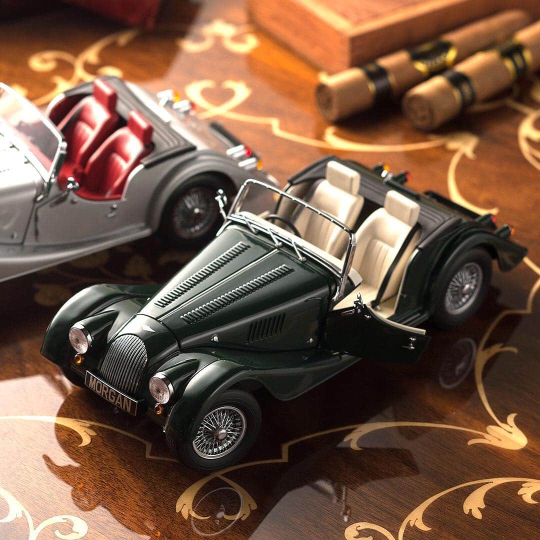 のインスタグラム：「. 1/18 scale DieCastmodel #morgan #morgancars #britishcars #luxurycar #vintagecarspotting #carcollection #exoticcar #nostalgia #carphotography #vintageracing #classiccars #roadster #carphotography #classic #british #england #classiccarspotting #classiccarlover #classiccars #drivevintage #vintage #instacars #モーガン #京商 #ミニカー www.kyosho.com」