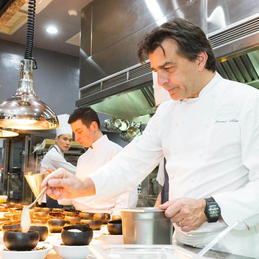 のインスタグラム：「Great time with our #HublotAmbassador, three-Michelin-starred chef @yannickalleno during our #HublotBoutique VIP lunch in #Taipei. #TheArtOfFusion」
