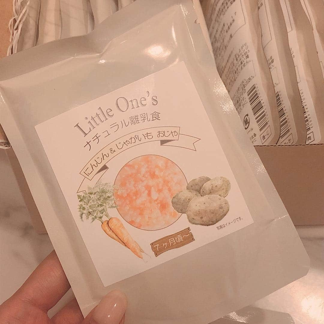 MALIAさんのインスタグラム写真 - (MALIAInstagram)「助かるbaby food👶🏼♥️✌🏽 離乳食が2回になったポコりん🐘 なるべく手作りのものをあげたいと 心では思ってるのだけど、 旅が多いわたし達親子が見つけた レトルトベビーフード👶🏼♥️👶🏼♥️ @littleones.babyfood . 無添加のオーガニック離乳食＆幼児食 リトルワンズ☺️♥️ . ポコちゃんは、5ヶ月用のものと 7ヶ月用のものを食べてるよ✌🏽 この日は、人参のおじや🥕にキヌアを 離乳食用に調理したものを混ぜて あげたけど、食べる勢いが凄すぎて 食べながら2人で爆笑🤣😂🤣😂🤣 . ベビー用の器は @lecreusetjapon 👋🏽 の、ベビー用食器♥️♥️♥️ . #お出かけ用の離乳食に良いの見つけた♥️ #イートウェル #無添加 #離乳食 #オーガニック #ベビーフード #ルクーゼ #ベビー食器 #お気に入り #ママMALIA #にこにこポコちゃん👶🏼」3月18日 18時11分 - maliarehman