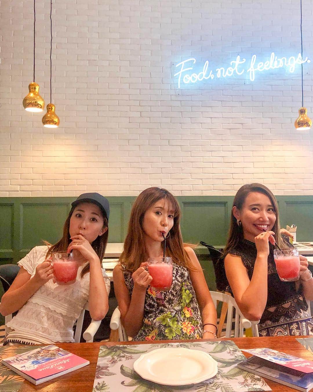 一木美里さんのインスタグラム写真 - (一木美里Instagram)「マニラでは @benchcafeph へ🇵🇭🍽✨ カフェとショップが併設してます。 とっても美味しかった❣️ ここでランチしたあと 隣のショップでお買い物したよ💕 Papaya&Milkの美白系アイテムもフィリピンのお土産の定番です😊 . . #flytomorefun @mottotanoshii.philippines #フィリピンファンセール #もっと楽しいフィリピン #CEBTravelSquadJapan @cebupacificair @tpbphl #Boracay#Boracayisland#sunset#beautifulsky#pukashell#プカシェルビーチ#ボラカイ島#ビーチリゾート#ホワイトビーチ#MillyBoracay #フィリピン旅行」3月18日 18時12分 - misato_ichiki