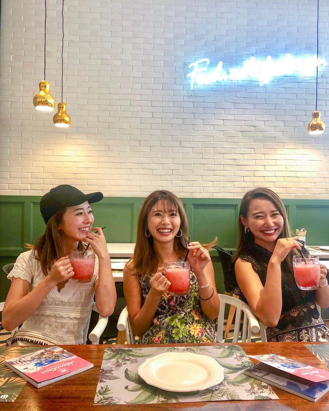 一木美里さんのインスタグラム写真 - (一木美里Instagram)「マニラでは @benchcafeph へ🇵🇭🍽✨ カフェとショップが併設してます。 とっても美味しかった❣️ ここでランチしたあと 隣のショップでお買い物したよ💕 Papaya&Milkの美白系アイテムもフィリピンのお土産の定番です😊 . . #flytomorefun @mottotanoshii.philippines #フィリピンファンセール #もっと楽しいフィリピン #CEBTravelSquadJapan @cebupacificair @tpbphl #Boracay#Boracayisland#sunset#beautifulsky#pukashell#プカシェルビーチ#ボラカイ島#ビーチリゾート#ホワイトビーチ#MillyBoracay #フィリピン旅行」3月18日 18時12分 - misato_ichiki