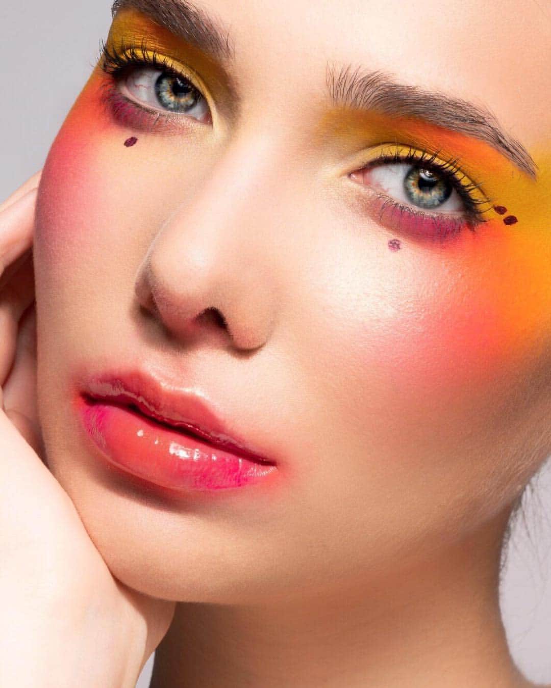 M·A·C Cosmetics Deutschlandさんのインスタグラム写真 - (M·A·C Cosmetics DeutschlandInstagram)「MAC steht für Make-Up Art Cosmetics! Artistry ist ein wesentlicher Bestandteil unserer Identität! 🎨 Dieser Look wurde von @baltasaroficial, MAC Director of Makeup Artistry mit den neuen #MACArtLibrary Paletten kreiert! 🥰」3月18日 18時13分 - maccosmeticsgermany