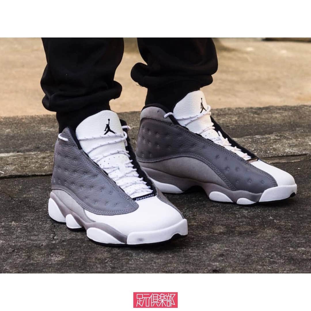 のインスタグラム：「【3/23発売予定】伝説のNBAプレイヤー・マイケルジョーダンのシグネチャーモデルとして、1997年に登場した『AIR JORDAN 13』のニューカラー"ATMOSPHERE GREY"がリリースされる。 同モデルはコートで黒豹の如く華麗なプレーを披露するマイケルジョーダンをイメージしてデザインされた個性的な一足。アンクル部のキャットアイホログラムやキルト調のサイドパネルなどを施し、AJシリーズの中でも異彩を放っている。今作は深みのあるグレーを基調にモノトーンで構成。輝きを放つホログラムが一層と際立つシックな仕上がりに。 『AIR JORDAN 13 "ATMOSPHERE GREY”』は3月23日より「SNKRS」で発売が予定されている。 . ブランド : NIKE モデル名: AIR JORDAN 13 "ATMOSPHERE GREY" . ▼今すぐフォローして最新情報をチェックしよう！ 【NIKE 公式アカウント】 ⇒#@nike . 詳細はプロフィールのリンクからどうぞ →@ashimoto.club . #nike #airjordan13 #aj13  #ナイキ #エアジョーダン13 #足元倶楽部#足元クラブ #足元くら部 #足元 #あしもと倶楽部 #スニーカー#スニーカーコーデ #スニーカー同好会#キックス #靴 #コーディネート#スナップ #ファッションスナップ #ストリートスナップ#お気に入りの一足 #今日の逸足 #逸足 #운동화 #kicks #newkicks」
