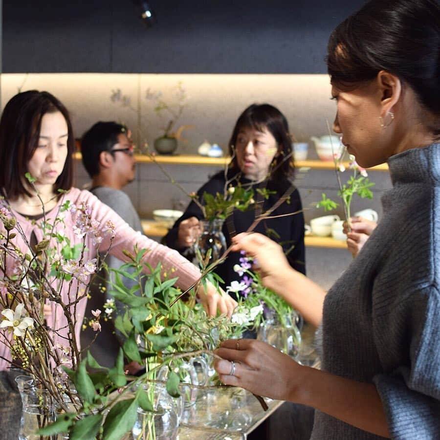 雨晴 / AMAHARE 雨晴（あまはれ）さんのインスタグラム写真 - (雨晴 / AMAHARE 雨晴（あまはれ）Instagram)「・ 花時雨の日のお花教室  3/16（土）に日々花 雨宮ゆかさんによるお花の教室を開催いたしました。  寺田さんの炭化の花器とそれに合う春の草花を選ぶところから、教室ははじまります。  日々、花に触れることでそれぞれの植物の特長を知り、 土に生えていた様を想像しながら花器に生けて楽しむ。  花と共に日々過ごす楽しさを雨宮先生に教えていただきました。  ご参加いただいたみなさま、 雨宮さん、そして美味しいお菓子と楽しいお話をご提供いただいた寺田さん、本当にありがとうございました！  寺田さんと雨宮さんによる展示会「花時雨」は引き続き25日（月）まで開催中です。  みなさまのご来店をお待ち申し上げております！ ーーーーーーーーーーーーーーーーーーーーーーーーー 寺田鉄平 × 雨宮ゆか × 雨晴 「花時雨　はなしぐれ」  春の雨で濡れた大地のようにしっとりとした佇まいの寺田鉄平さんの花器に日々花 雨宮ゆかさんがお花を生けたなら。  会期: 2019年3月15日（金）- 3月25日（月） ・ #寺田鉄平  #花器 #teppeiterada #flowervase  #雨宮ゆか #日々花 #花 #yukaamemiya  #flower  #工芸 #craft #japanesecraft #日本 #japan #雨晴 #amahare  #東京 #白金台 #目黒 #恵比寿 #広尾 #shirokanedai  #雨の日も晴れの日も」3月18日 18時24分 - amahare