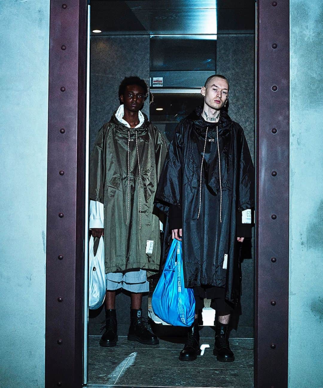 ウィザードさんのインスタグラム写真 - (ウィザードInstagram)「2019 Spring Summer Collection "HUMANOISE SYSTEM"  RADIOHEAD の楽曲『LIFT』から着想したコレクションは対比や閉塞感からの開放感などを独自の視点で表現しています。  2019 S/S COLLECTION ”HUMANOISE SYSTEM”  Through the song “LIFT” by Radiohead, can feel some contrast, against and some feeling from close to open. This is all about our collection. Asymmetry, docking, ventilation, graphic and print will provide you the imagination.  #wizzard_fac #wizzard #fashion #tokyofashion  #streetfashion  #fashionphoto  #streetwearbrand  #streetwearaddicted #19ss #radiohead #ウィザード #メンズファッション #ファッション #モード #モード系ファッション」3月18日 18時16分 - wizzard_fac