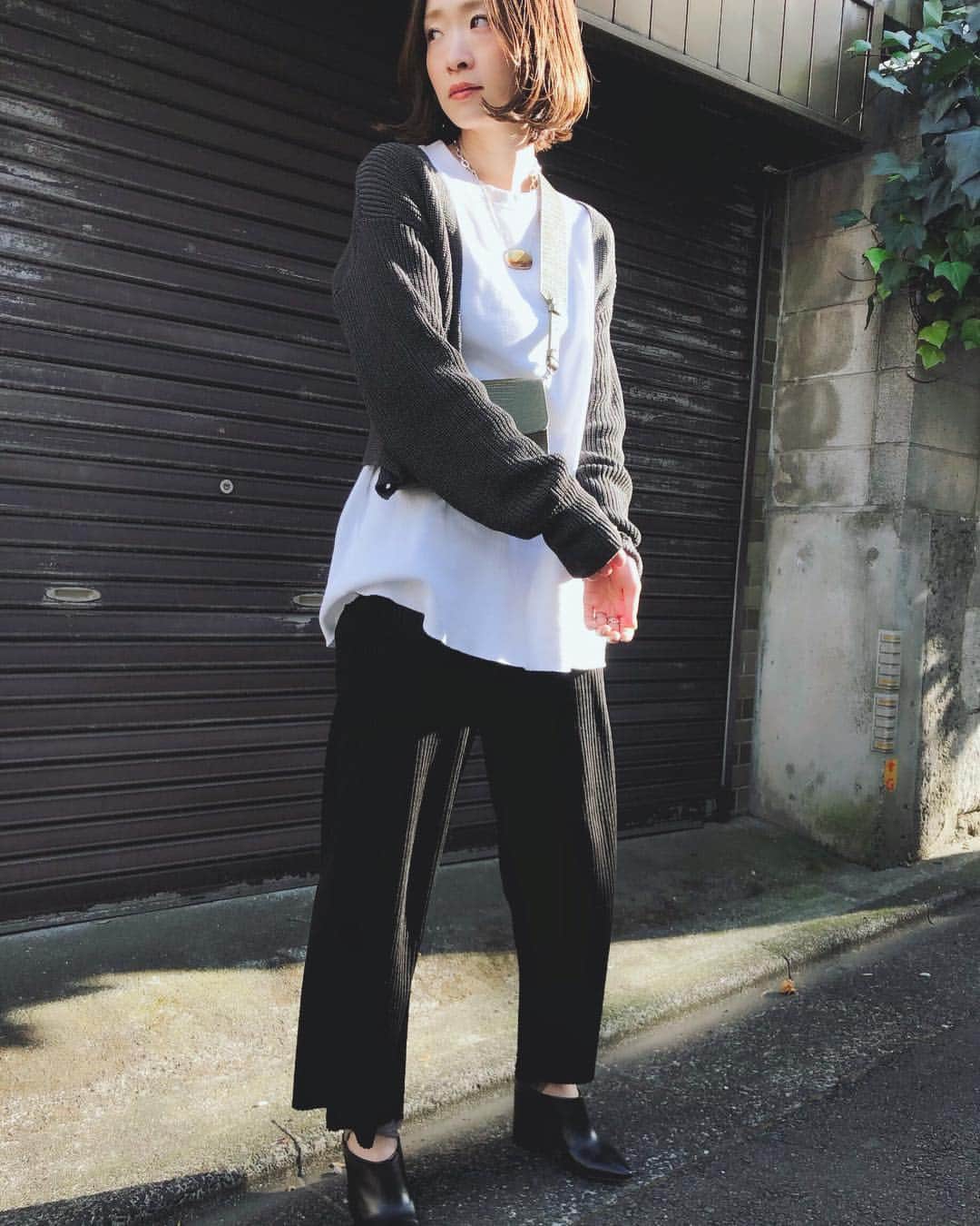 野尻美穂のインスタグラム：「最近トップスとボトムスの微妙なグラデーションが好き。 #productalmostblack  #pheeny  #maisonmargiela  #bigotre」