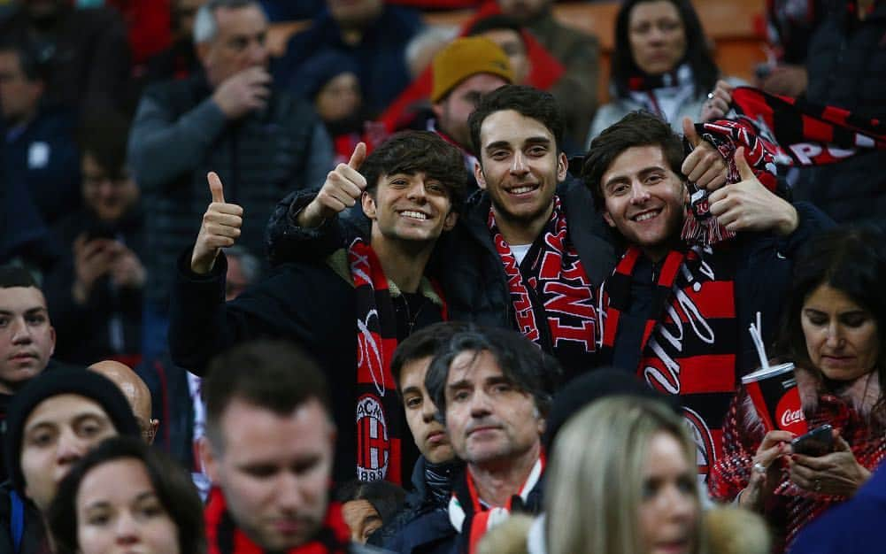 ACミランさんのインスタグラム写真 - (ACミランInstagram)「Grateful to our fans for supporting us till the end 👊🏼 77.479 motivi per crederci fino alla fine 🔴⚫ #MilanInter」3月18日 18時32分 - acmilan