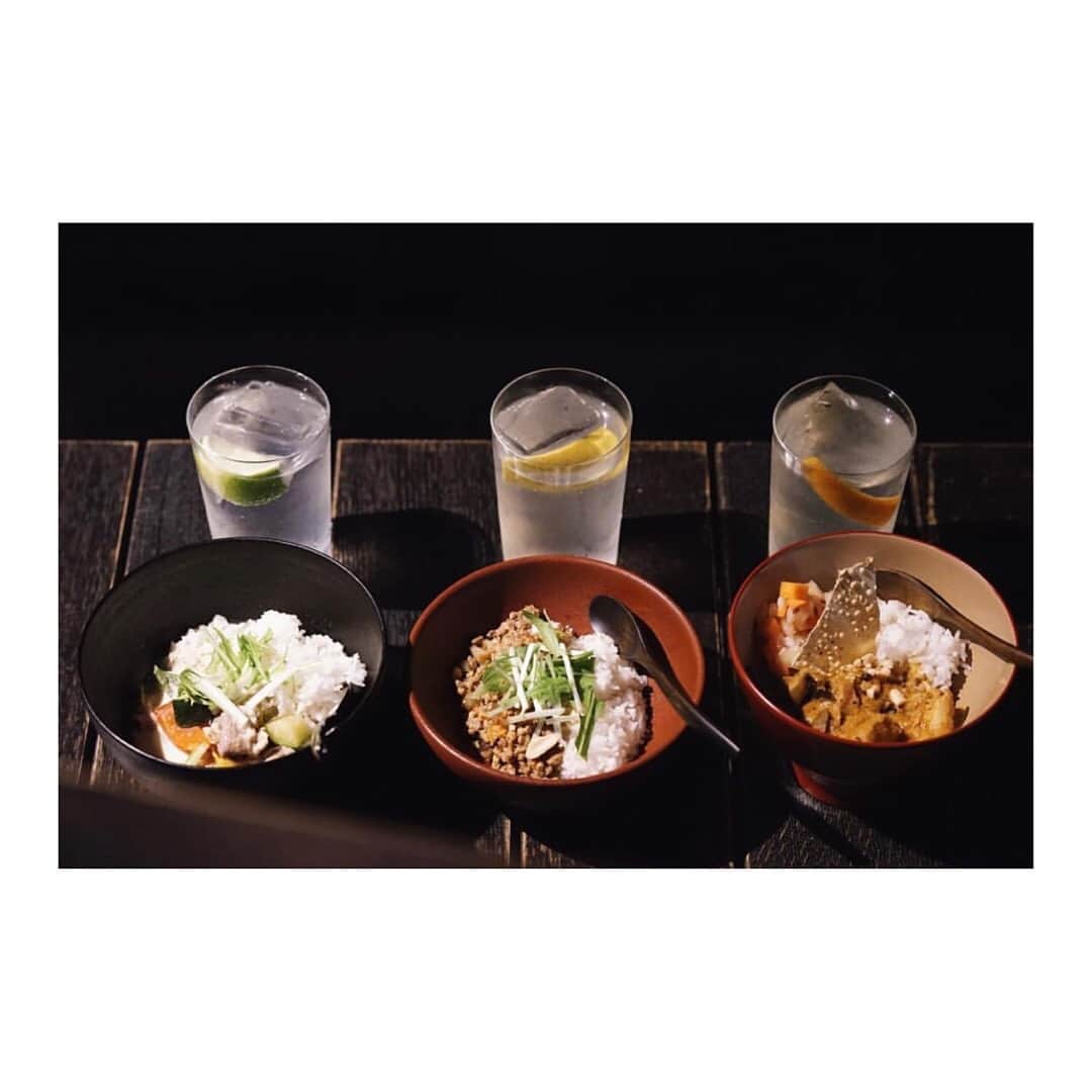 中本千尋さんのインスタグラム写真 - (中本千尋Instagram)「満月の夜 #如月 . 「Natural Curry x Spiced Gin & Tonic」  前月の満月(みつき)の夜は、 スパイスカレーと、スパイスを効かせたSG Club Gin & Tonicとのコラボレーションでした！ . 器とカトラリーは、 輪島 キリモト @wajimakirimoto  @taiichi_kirimoto  @koheikirimoto  のもの。 . . メニューは、ペッパーが弾けるチキンカレー、ハーブ香るグリーンカレー、酸辣根菜キーマとそれぞれに合わせたジントニック。 カレーライスを表現したジントニックも面白かったなー😊 . . この @the_sg_club  にて、面白いカレーランチがスタート🍛 こちらも要チェック😎😎😎」3月18日 18時28分 - chihiro_nakamoto