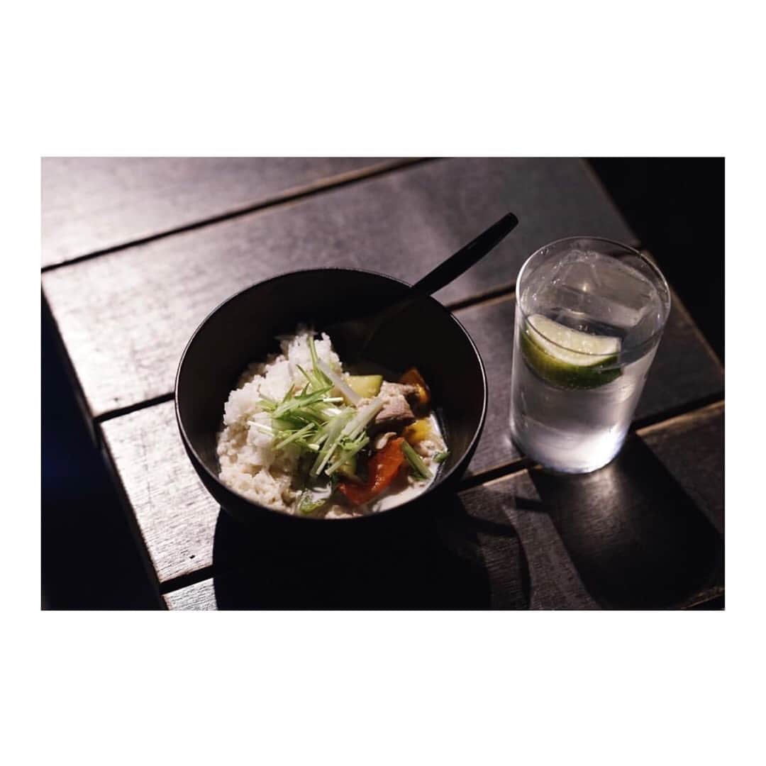 中本千尋さんのインスタグラム写真 - (中本千尋Instagram)「満月の夜 #如月 . 「Natural Curry x Spiced Gin & Tonic」  前月の満月(みつき)の夜は、 スパイスカレーと、スパイスを効かせたSG Club Gin & Tonicとのコラボレーションでした！ . 器とカトラリーは、 輪島 キリモト @wajimakirimoto  @taiichi_kirimoto  @koheikirimoto  のもの。 . . メニューは、ペッパーが弾けるチキンカレー、ハーブ香るグリーンカレー、酸辣根菜キーマとそれぞれに合わせたジントニック。 カレーライスを表現したジントニックも面白かったなー😊 . . この @the_sg_club  にて、面白いカレーランチがスタート🍛 こちらも要チェック😎😎😎」3月18日 18時28分 - chihiro_nakamoto