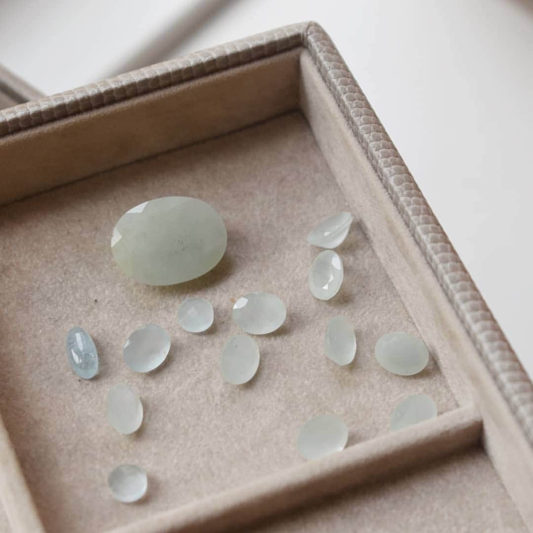 のインスタグラム：「Aquamarine 🐳 The amazing milky birthstone of March. Aquamarine is said to have  calming qualities that promotes self expression 💙 Do you know anyone who is born in March?」