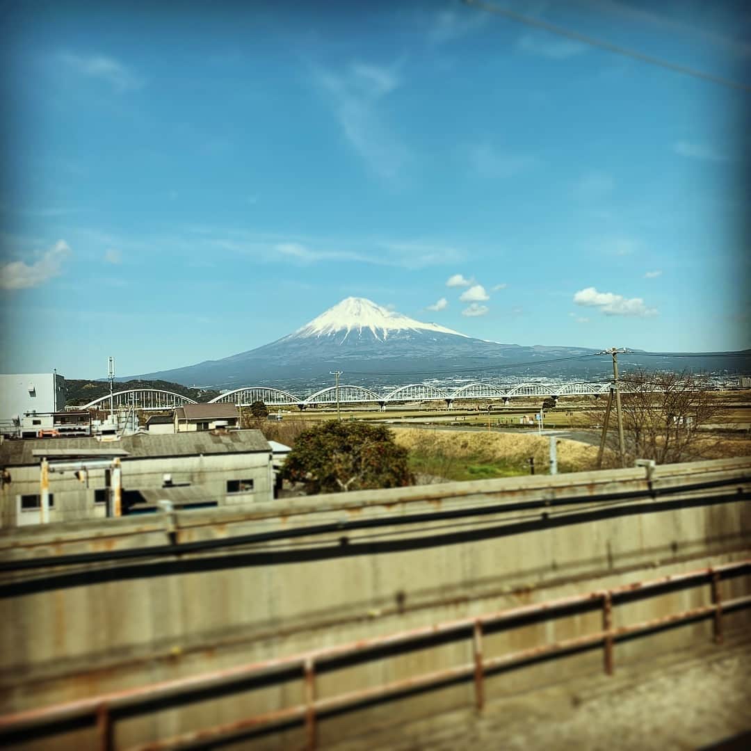 DJ AIKO 62さんのインスタグラム写真 - (DJ AIKO 62Instagram)「きれいに見えました。嬉しい。 #富士山 #DJAIKO62 #新幹線の車窓から #mtfuji #🗻 #beautiful #instajapan #igersjp #instagood」3月18日 18時30分 - djaiko62