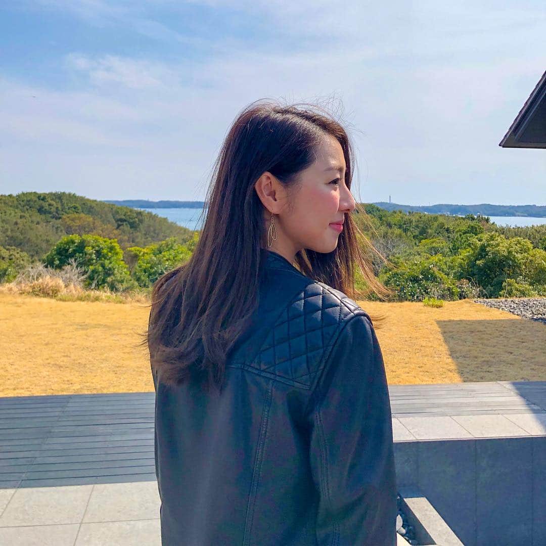 杉下理世のインスタグラム：「革ジャンだけでも平気になってきた🌸 ポカポカ陽気大好きなのに、ムズムズ🤧とセットです🤧 花粉に負けず、今年はお花見行きたいけど、山とゴルフは特につらい🤧 #春 #spring #お出かけ日和 #ぽかぽか #花粉症」
