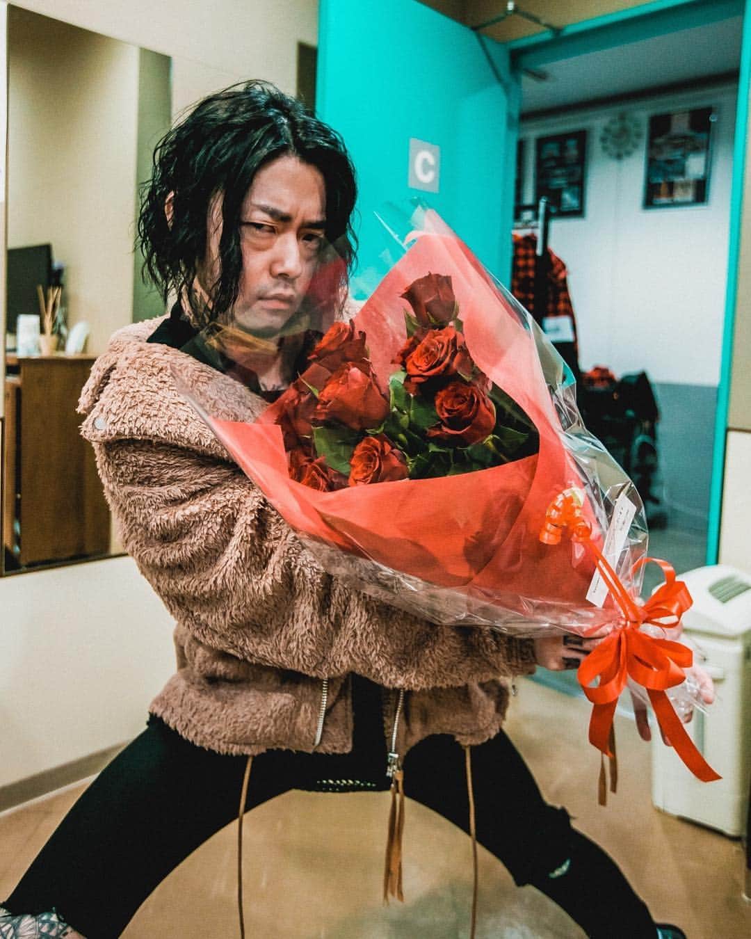 Katsuma さんのインスタグラム写真 - (Katsuma Instagram)「32歳になたよー誕生日がそろそろ嫌になるお年頃ですが🌹  #薔薇は #drmartens  #さんから頂きました #薔薇もらうとか人生初なんだけど」3月18日 18時31分 - katsuma_drums
