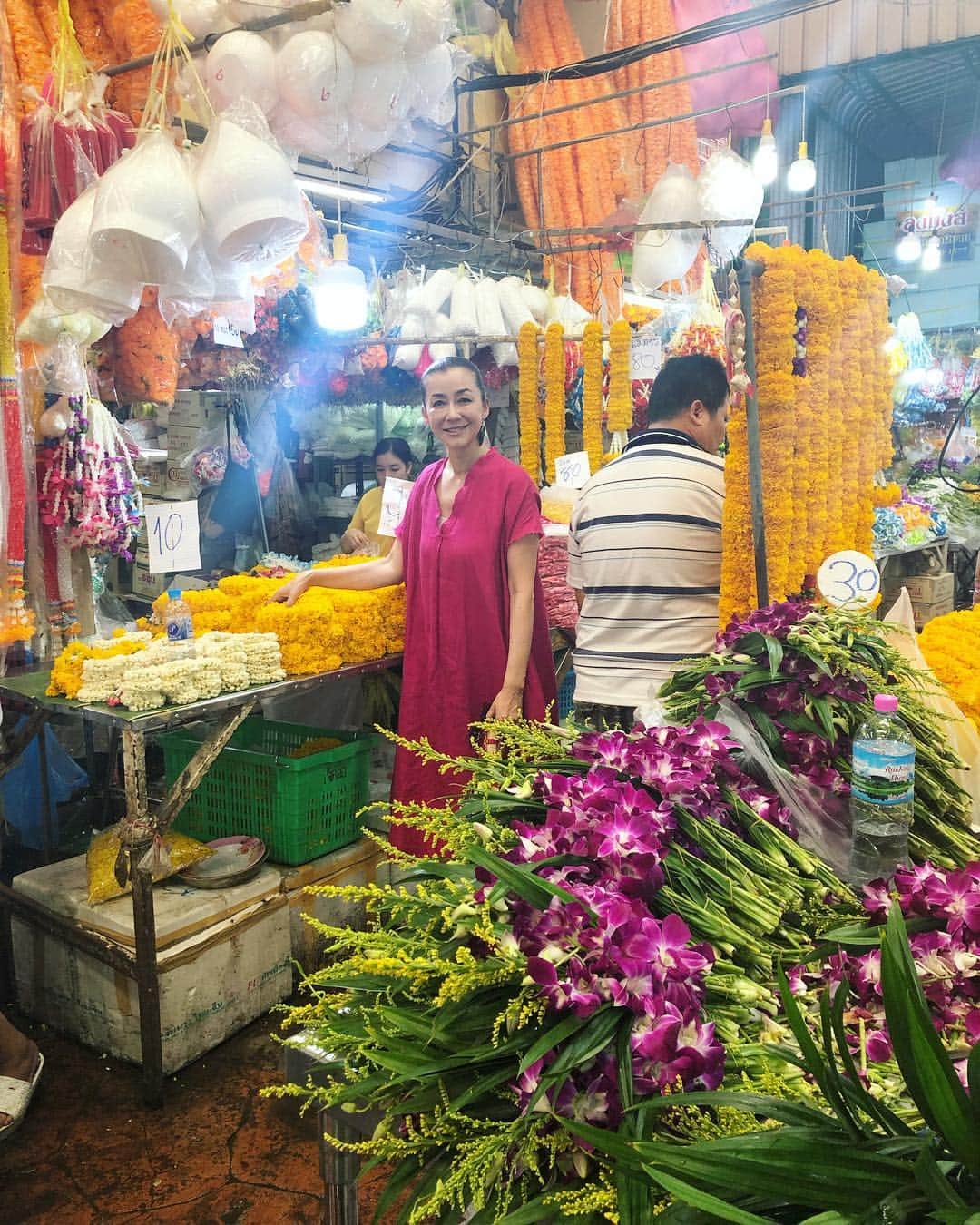 桐島かれんさんのインスタグラム写真 - (桐島かれんInstagram)「花好きな私にはたまらない場所です。 #花市場 #バンコク #flowermarket #bangkok」3月18日 18時40分 - houseoflotuskaren