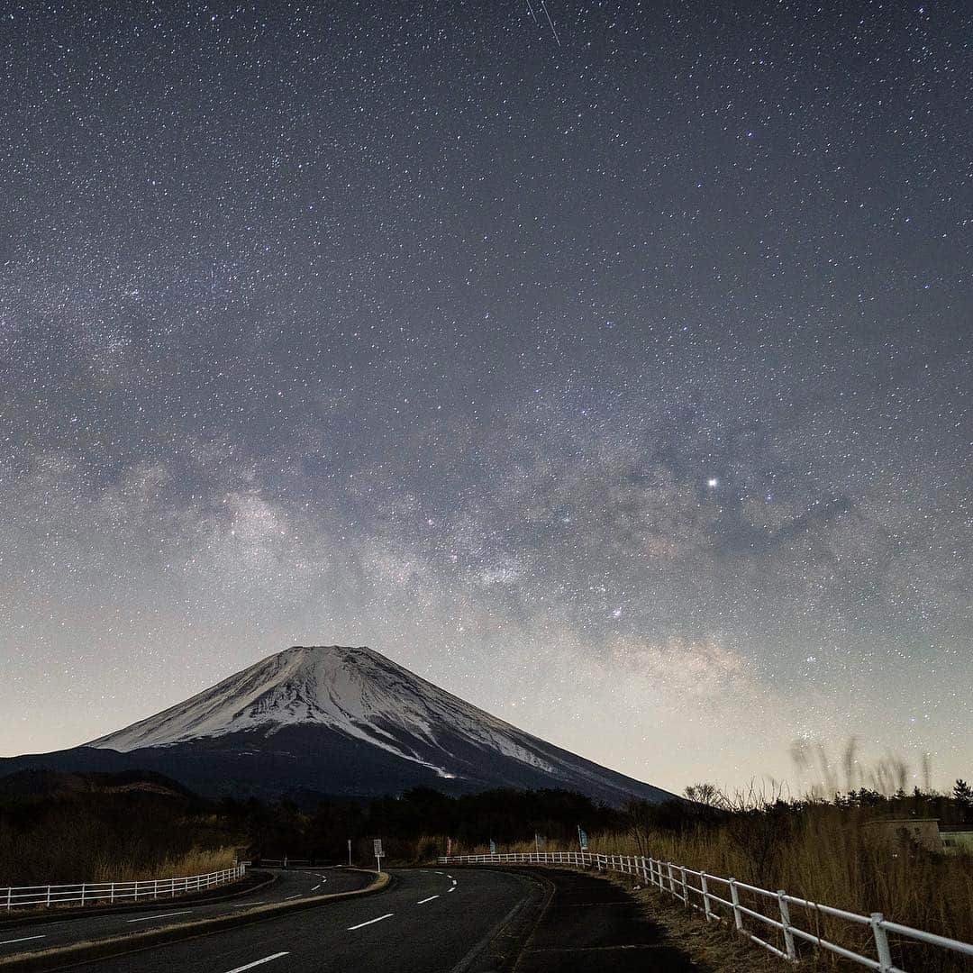 のインスタグラム：「*﻿ *﻿ 🗻×🌌﻿ *﻿ *﻿ これもFE24mm F1.4 GMを使用して撮影しました。﻿ 軽いし、絞らなくてもこんな風に撮れます。﻿ ﻿ 2019.03.12 03:31a.m.﻿ ﻿ α7RIII × FE24mm F1.4 GM﻿ TFC-34L MK2 × BH-55﻿ ﻿ #富士山 ﻿ #富士山が好き ﻿ #世界遺産 ﻿ #worldheritage ﻿ #α7riii﻿ #A7R3﻿ #mt_fuji ﻿ #fujiyama ﻿ #mountain ﻿ #nightview ﻿ #夜景 ﻿ #星景﻿ #long_exposure﻿ #sonyalpha ﻿ #sony﻿ #天の川﻿ #milkyway﻿ #MyRRS﻿ #reallyrightstuff﻿ #fstopgear﻿ #yourshotphotographer﻿ #RRS2020﻿」