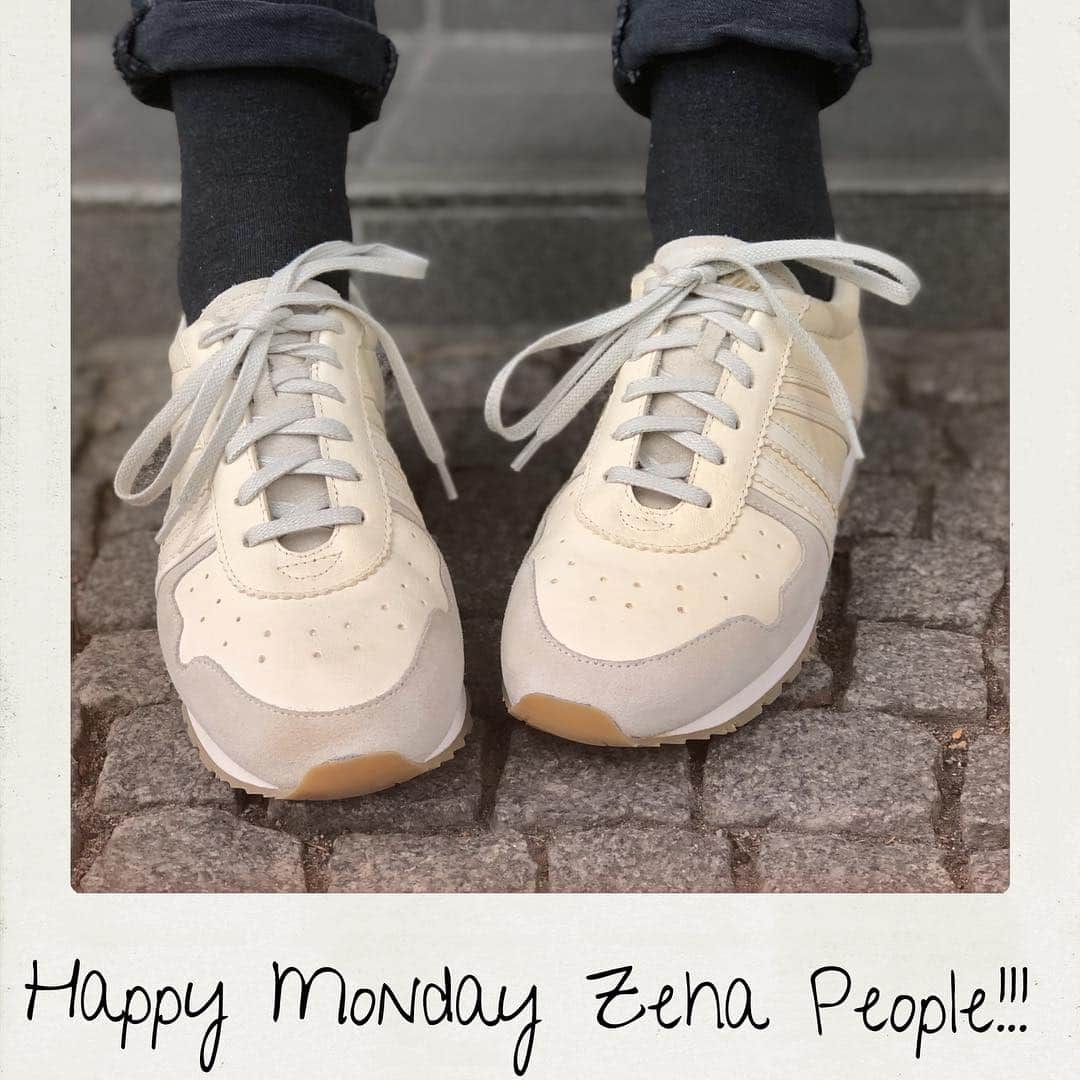のインスタグラム：「Back to the #80s – mit dem #ZEHA #Berlin #MARATHON  In our Shops in Berlin and on line 👟  Die Achtzigerjahre in Hohenleuben: Nach der Verstaatlichung der #CarlHäßner Schuhfabrik entstehen die ZEHA #Turnschuhe seit 1972 im „VEB Spezialsportschuhe Hohenleuben“. Das Besondere: Eine »Zentrale Forschungs- und Entwicklungsstelle für #Sportschuhwerk« bietet zusätzlichen Raum für #Innovation – der natürlich nicht ungenutzt bleibt!  So kommt im Jahr #1983 der Marathon auf den Markt und macht ZEHA als #Olympiaausstatter alle Ehre. Denn sein Name hält, was er verspricht: Mit seiner leichten Sohle und dem funktionellen Design ist er perfekt für lange Strecken – ein echter Laufschuh eben!  #sneakershoes #sneakerslovers #vintagesportswear #zehaberlin #berlinstyle #schuhe #shoes」