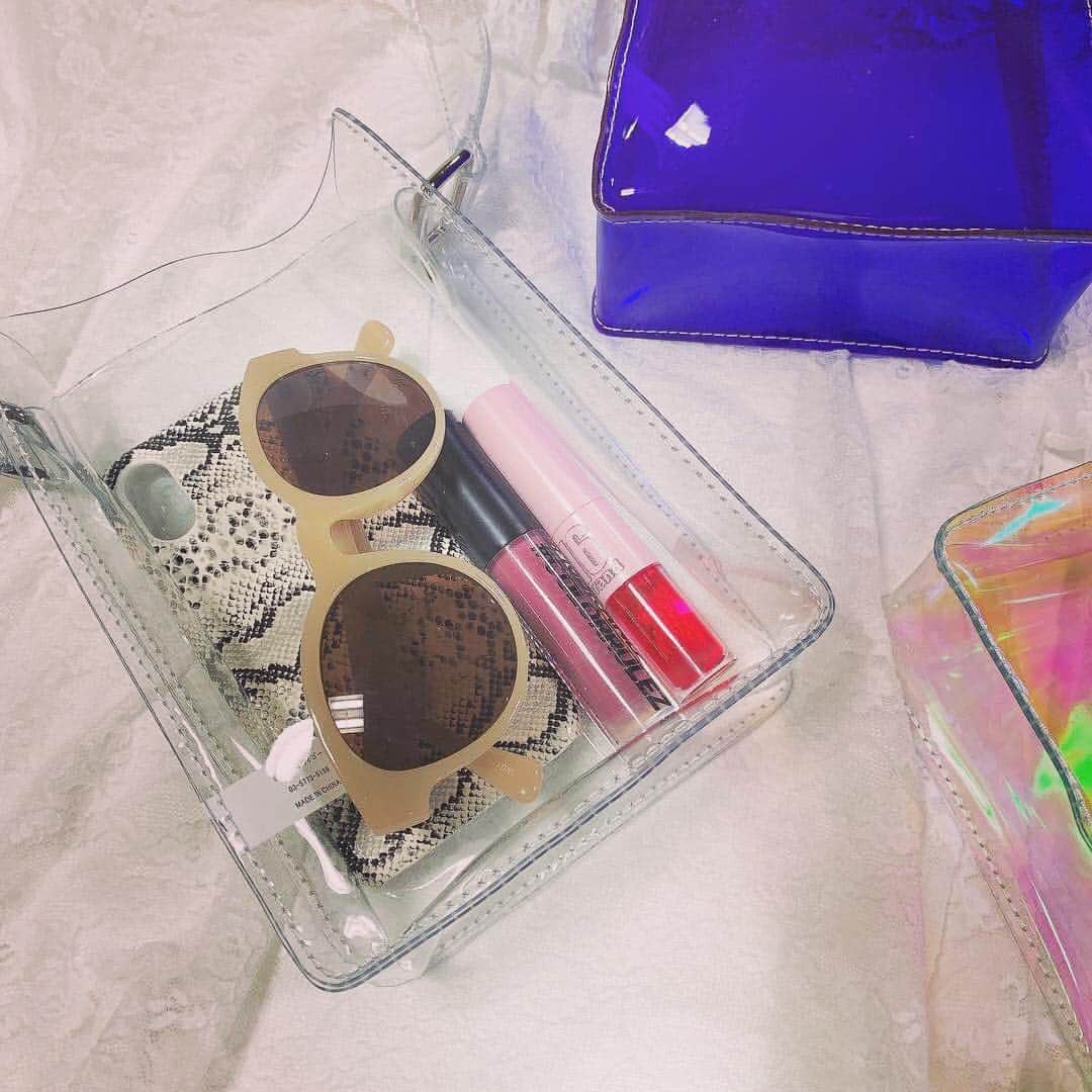 のインスタグラム：「クリアショルダーが入荷致しました🌷🌷 ミニサイズで夏のレジャーまでヘビロテ間違いなし🐇💕 お値段は¥1590になります🦋  #wego#wegogoods#fashion#harajuku#kawaii#instagood#instafashion#instapic#clear#bag#プチプラ#プチプラファッション#MERY#rili_tokyo#置き画くら部#멋스타그램#패션#패션스타그램」