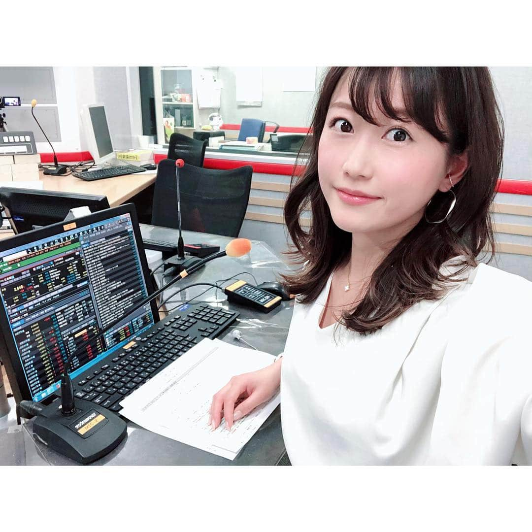 津田麻莉奈さんのインスタグラム写真 - (津田麻莉奈Instagram)「#ラジオNIKKEI #相場師朗の株は技術だ！ (毎週月曜16:10〜O.A.) 生放送、今日もありがとうございました😊💓 ⁑ 番組タイトルをナチュラルに無視して、 為替についてもたっぷりと解説をいただきました😎✨ ⁑ パンローリングチャンネルでは、チャートを使った解説と延長戦もご覧頂けます。 「パンローリングチャンネル」 と検索してぜひチャンネル登録して下さいね🙌 ⁑ #株  #投資女子 #投資 #経済番組 #マーケット #テクニカル分析 #チャート #チャート分析 #talent #toranomon #tokyo #radio #radiko #ラジオ #パンローリング#パンローリングチャンネル #まりなる #津田麻莉奈」3月18日 18時38分 - tsudamarinal