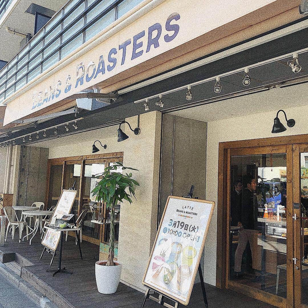 前山奈津巴さんのインスタグラム写真 - (前山奈津巴Instagram)「UCCのラテ専門店 LATTE BEANS&ROASTERS が3/19に自由が丘にオープンするとのことで、発表会 体験会へお邪魔してきました🥤 . 自分好みのカスタマイズができてオリジナルのラテ(My LATTE)ができるので普段コーヒーを飲まない人でも挑戦しやすそう☺️☺️ . 組み合わせは70種類以上！！！！ . 見た目が6色のカラフルなラテもあって可愛いかった〜〜😳🥛わたしはアーモンドのデカフェをオーダーしたよぉ♡♡♡ . #ラテビーンズアンドロースターズ自由が丘 #ビーンズアンドロースターズ #MyLATTE #pr #UCCラテ専門店LBR自由が丘 #カフェ巡り #カフェスタグラム #オシャレカフェ #ucc #コーヒーのある暮らし #自由が丘カフェ #コーヒー部 #ラテ部」3月18日 18時39分 - natsuha_maeyama