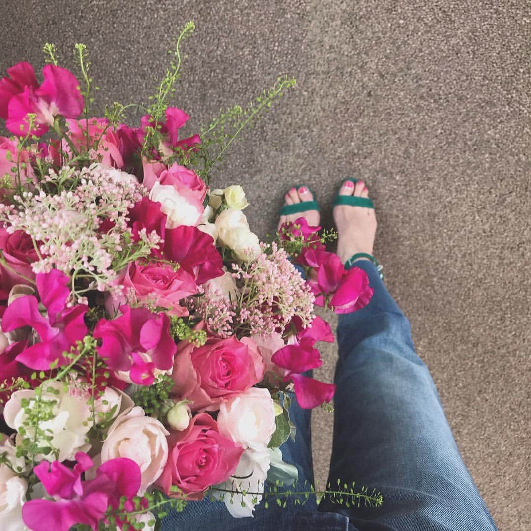 のインスタグラム：「デリバリーフラワー。 濃淡のピンクブーケ。 スイートピーやライスフラワー、なずなも入れて。 #willgarden #flower #flowers #bouquet」