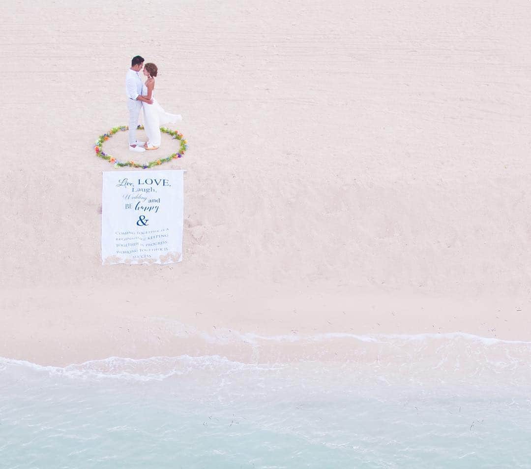 Photopla+（ フォトプラ ）さんのインスタグラム写真 - (Photopla+（ フォトプラ ）Instagram)「@photopla_weddingをフォローして、 『#フォトプラ花嫁』『#フォトプラ』の タグをつけて写真をUPしてみて･ﾟ｡ . —————————— . 青い海に真っ白な洋装と ビーチが綺麗な組み合わせのリゾートフォト･* お花でできた輪の中に入ったおふたりが とっても可愛らしいお写真✳︎ . ＞＞＞ 『写真だけは残したい』方へ＊* Webから撮影予約できます⚐ @photopla_wedding . ——————————. . オシャレでイマドキな ウェディングフォト発信中♥ . 『#フォトプラ花嫁』『#フォトプラ』の タグをつけて写真をUPしてみて･ﾟ｡ フォトプラのIGでリグラムされるかも♪♪ . #結婚式 #結婚式準備 #プレ花嫁  #卒花 #前撮り #ロケフォト #日本中のプレ花嫁さんと繋がりたい #プラコレ　#ウェディングニュース #ベストアニバーサリー #wedding #2019春婚  #2019夏婚 #2019秋婚  #ウェディングレポ #婚約 #婚約中  #ロケーションフォト  #photopla #ウエディングフォト  #ビーチ #ビーチフォト #洋装 #洋装フォト #フォトウェディング #ビーチフォトウェディング」3月18日 18時43分 - photopla_wedding