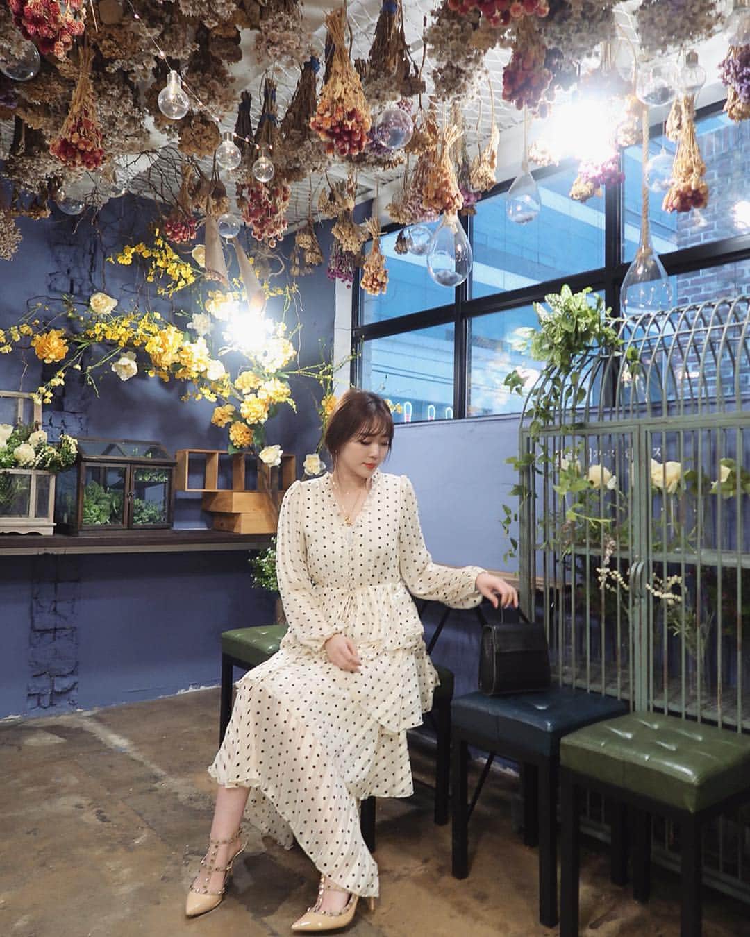 藤川沙弥のインスタグラム：「お花だらけのcafe💐☕️ 可愛かった♥‿♥ 👗は @unik_2018 ♡」