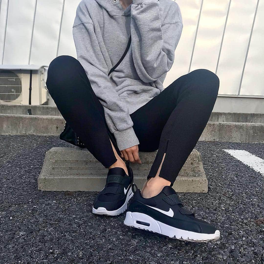 富久美玲のインスタグラム：「_ . 🆕 履き心地満載のスニーカーGET👟 . @nike  AIR MAX TINY 90(kids)▷22cm .  #mireistylecode#ootd#スニーカー#nike#airmaxtiny90#キッズ」