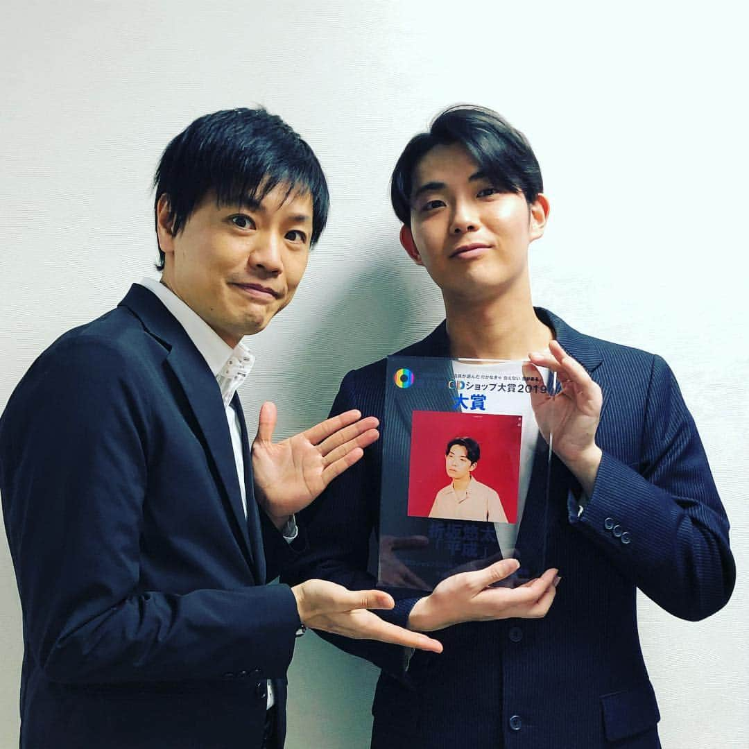 藤田琢己さんのインスタグラム写真 - (藤田琢己Instagram)「CDショップ大賞、大賞(青)の 折坂悠太さんと！ アコースティックギターでの弾き語りの「平成」に鳥肌が止まらなかった！！！ #CDショップ大賞」3月18日 18時54分 - takumifujita1