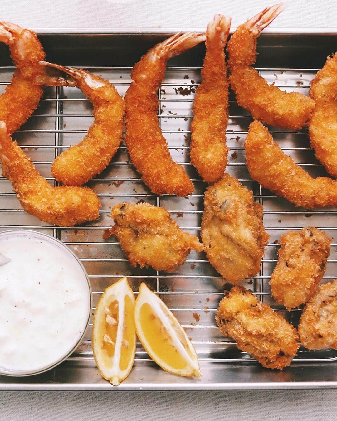 樋口正樹さんのインスタグラム写真 - (樋口正樹Instagram)「fried shrimp and oysters . エビフライ＆カキフライ、 月曜日から揚げてますー。 TUMUGIレモンサワーと。 @wapirits.tumugi . ヨーグルトと新玉ねぎの さっぱりしたタルタルで。 . . #エビフライ #カキフライ #friedshrimp #deepfriedoysters #wapiritsTUMUGI #wapirits #Kojisour #tumugi #三和酒類 #和ピリッツ #レモンサワー #発酵 #麹 #宇佐 #madeinjapan #スピリッツ #和ピリッツ #家飲み」3月18日 19時07分 - higuccini