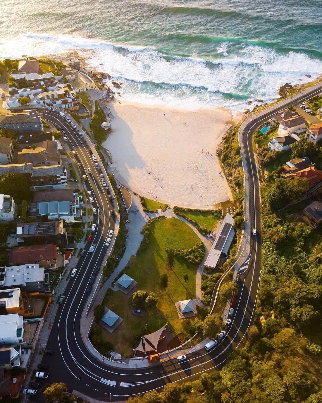 Australiaさんのインスタグラム写真 - (AustraliaInstagram)「Looking down on a pocket of paradise 👀 @tomgoeswhere captured this rarely-seen perspective of #Tamarama, a glorious little #beach that’s located just one kilometre down the road from #BondiBeach in @Sydney. You’ll pass this gem of a spot on the famous Bondi to Bronte Coastal Walk, and the beach huts that are dotted through the park here make it a hot spot for picnics and beachside barbeques. If you’d rather slip into the #ocean than fire up the BBQ, then head to the Tamarama Beach Cafe (you can’t miss it, it’s literally located right beside the beach) for a post-swim coffee and bacon & egg roll with a view 👌  #seeaustralia #newsouthwales #ilovesydney #sydneylocal #travel」3月18日 19時00分 - australia