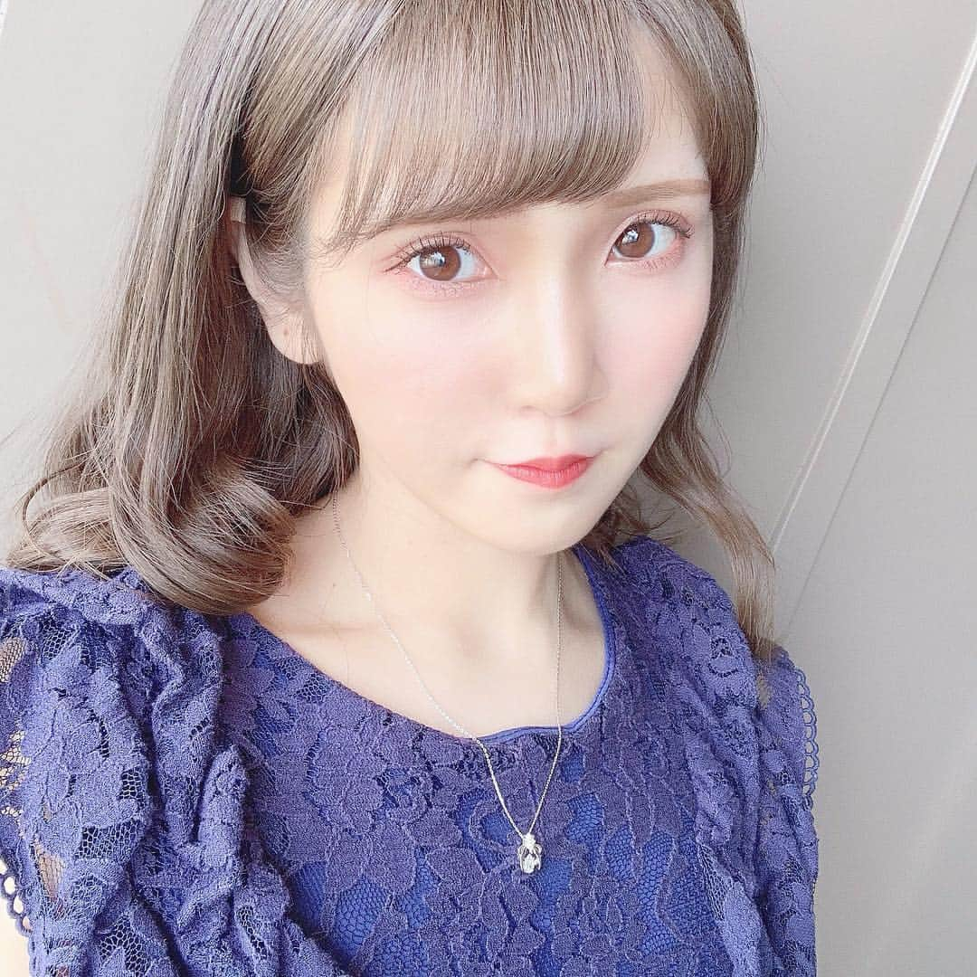 五十嵐茉優さんのインスタグラム写真 - (五十嵐茉優Instagram)「ㅤ AINCRAIN( @aincrain )さんの ネックレスを頂きました🐇💭 ㅤ デザインがものすごく可愛いの！ 私が頂いたのはリボンモチーフのもので リボンの中でストーンがふるふる揺れて 見てるだけでにやけちゃうくらい すごく素敵なの、、（ ; ; ）♡ ふるふるしてる所動画に撮ったから 2枚目の動画も是非見てほしい！！ ㅤ 私は金属アレルギーがあるんだけど AINCRAINさんのアクセサリーは ペンダントヘッドもチェーンもニッケルフリー だから安心して使える👏🏻✨ ㅤ #AINCRAIN #pr #揺れるネックレス #おしゃれさんと繋がりたい #ネックレス #アクセサリー #コーデ #スワロフスキー #ニッケルフリー #モテコーデ」3月18日 19時00分 - mau08us