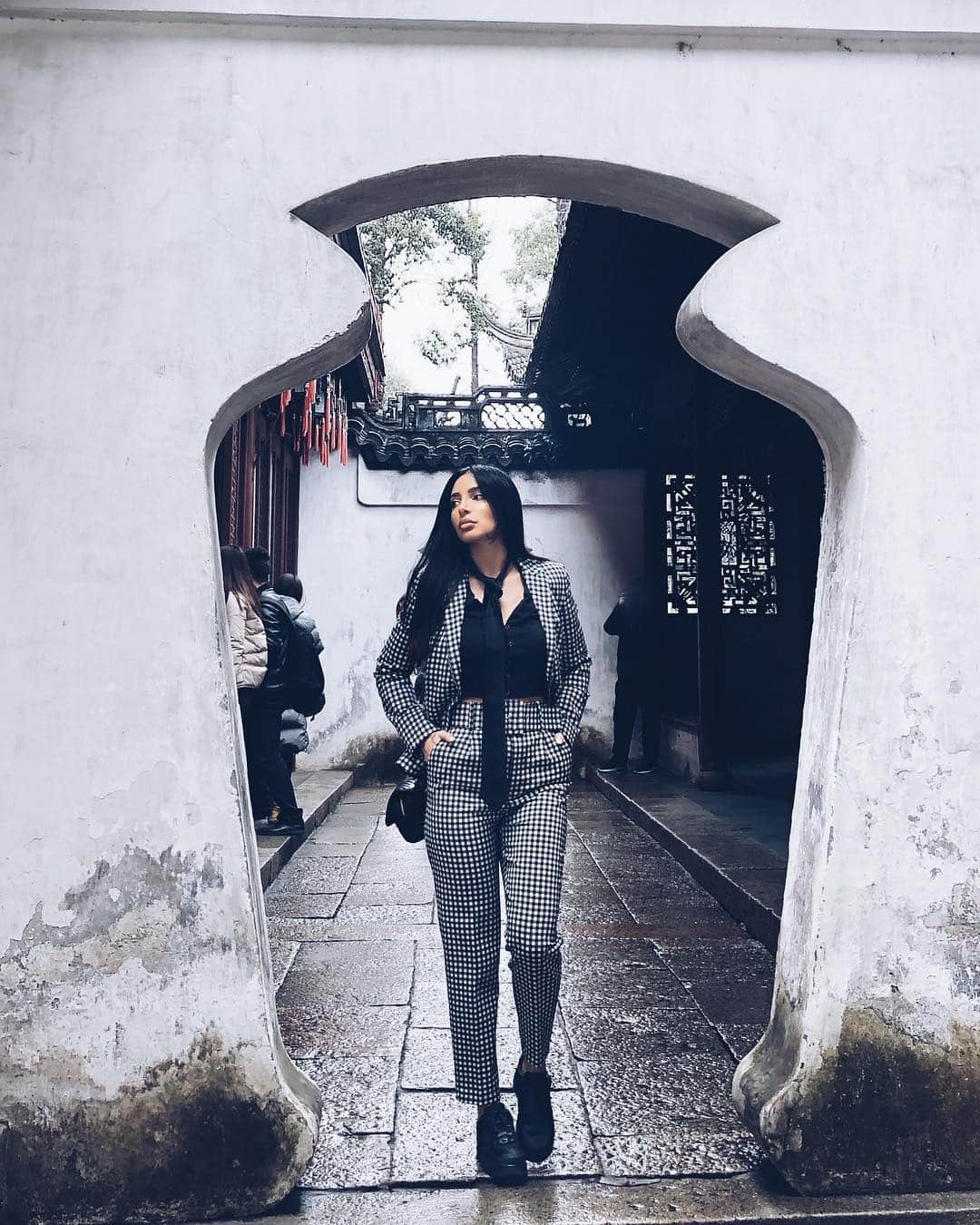 sananasのインスタグラム：「Visiting Shanghai like ... 👀 Ce premier jour à Shanghai où j’avais sous estimé la météo 😂 Celui qui me met « faut souffrir pour être belle » il va voir ahah ! Bon lundi ma Sananas Family courage 💪🏻c’est trop dur aujourd’hui 😖 __ #Outfit #Fashion #BlackAndWhite」