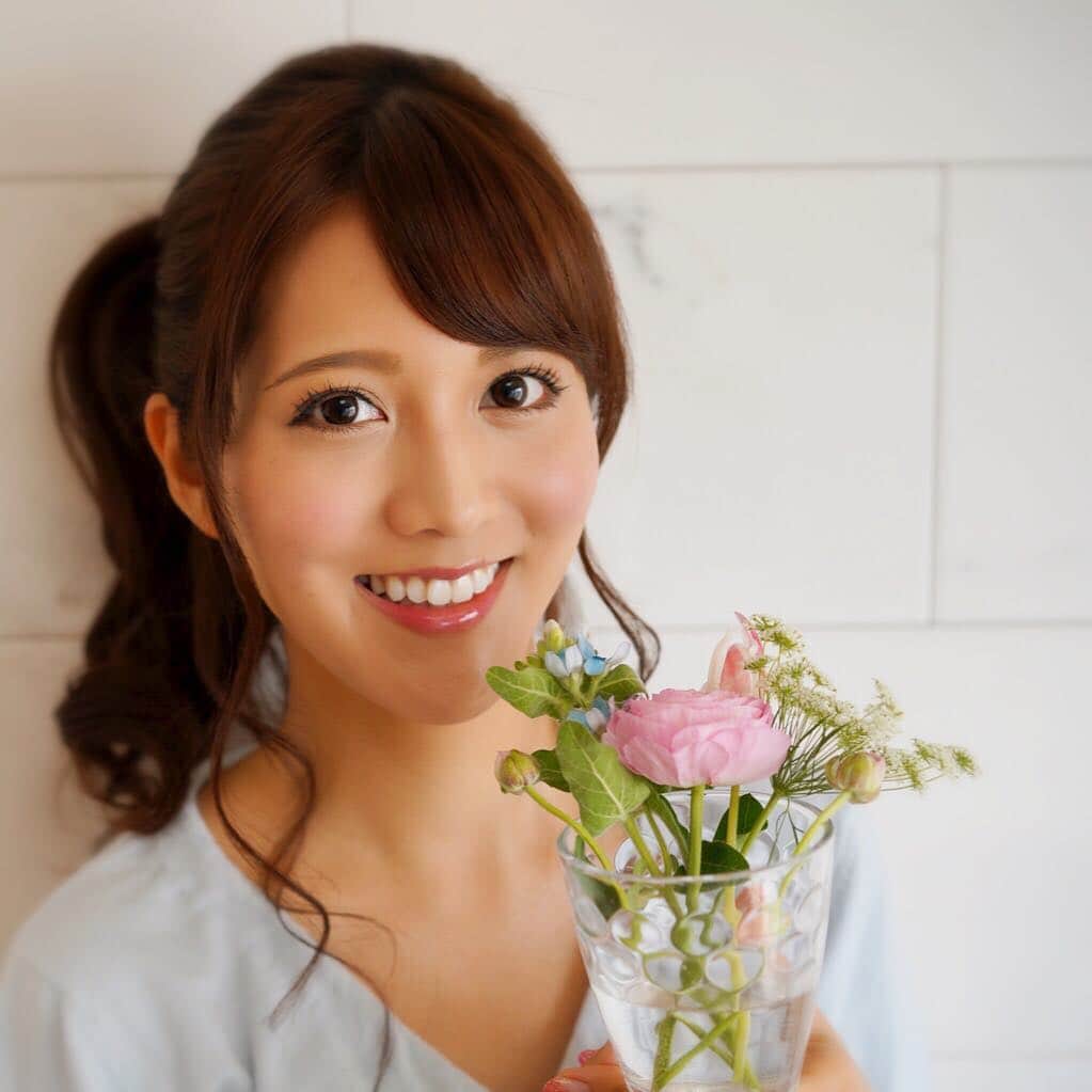 石川彩夏さんのインスタグラム写真 - (石川彩夏Instagram)「🌷🌸🌺🌻 * 今回✨ お花の定期便@bloomeelifeさんでお花注文してみました☺️✨ これ500円のプランなんだけど🤔 お値段以上の質🤭✌️ それに、ポスト投函だから🤗💕 お仕事で帰宅が遅くなっても 受け取れて凄く良かったなぁ😍 春に向けてお部屋も先取り完了です✌️ * クーポン期限🌸2018年5月31日 クーポンコード🌸orange187 *」3月18日 19時01分 - ayaka0711zi