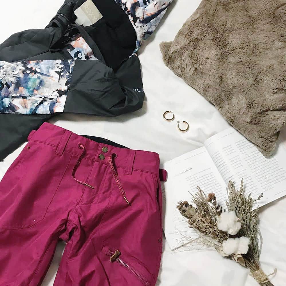 MURASAKI BEACH WOMENのインスタグラム：「.﻿ ポイント使いの花柄でさりげないオシャレを🌹﻿ ﻿ #MURASAKISPORTBEACHWEAR #MURASAKIBEACHWOMEN #ムラサキスポーツビーチウーマン﻿ ﻿ ﻿ #roxy #skiwear #wintersports #snowwear #surf #ski #snowboard#winterfashion#winter#ロキシー#スノボ#スノボウェア#スキーウェア#スノーウェア#ウィンタースポーツ#ウィンターファッション#冬ファッション#冬コーデ#置き画#置き画くら部」