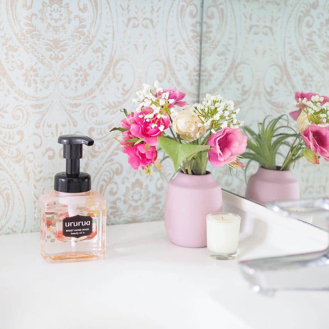 ururua【公式】さんのインスタグラム写真 - (ururua【公式】Instagram)「おしゃれなアイテムで洗面台もホテルのように♪﻿ クリアなピンクボトルから透けて見えるフローラルなボトル。﻿ ﻿ 好きなお花を洗面台に飾れば、相性バッチリのコーディネート🧚‍♀️﻿ 心豊かな素敵空間をつくってみない？﻿ ﻿ ﻿ #ウルルア#ウルルア美容オイルinハンドウォッシュ #ururua#牛乳石鹸#ハンドウォッシュ#ハンドソープ#美容オイル#洗面台インテリア#洗面台タイル#洗面所インテリア#洗面ボウル#洗面化粧台#ウォールステッカー#ウォールステッカー貼ってみた#ウォールグリーン#ウォールインテリア#ホテルライクインテリア#ホテルライクな暮らし#ダマスク柄#ダマスク#壁紙クロス#壁紙diy#壁紙リメイク#壁紙張替え#リメイクシール#リメイク雑貨#キャンドル好き#キャンドル装飾#キャンドルアレンジ#フラワー雑貨」3月18日 19時06分 - ururua_official