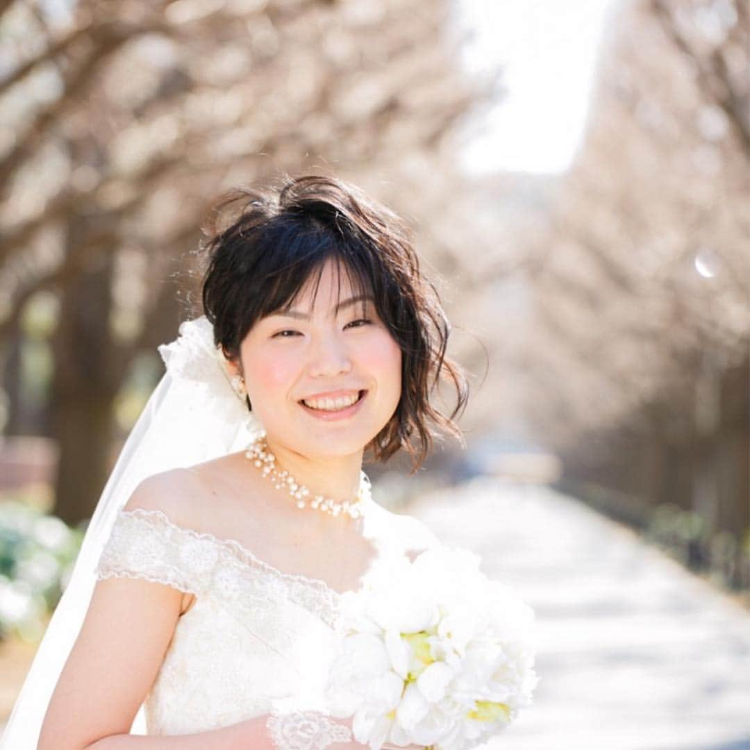 LaReineさんのインスタグラム写真 - (LaReineInstagram)「素敵な写真をおさめるウェディングフォト…﻿ ﻿ 結婚式と違って﻿ ゲストのことを気にかけたり﻿ 時間を気にしたり﻿ 余計なストレスなく﻿ 写真を撮ることに集中できますね♬﻿ ﻿ だから…﻿ ﻿ ﻿ ドラマティックな写真が撮れるのです！﻿ ﻿ ﻿ カメラマンも感性が冴え渡るから﻿ 思いがけないシーンが生まれます(^^)﻿ ﻿ ﻿ ﻿ こちらのお写真もそう！！﻿ ﻿ ロングベールが風になびいて…﻿ 一瞬の魅力を﻿ 一枚の写真におさめる！﻿ ﻿ 心と時間に余裕を持って﻿ ぜひ一生飾っておきたくなる写真を撮りましょう！﻿ ﻿ ﻿ ■■■■■■■■■■■■■■﻿ ﻿ ウェディングフォトプラン﻿ 185.000円﻿ ﻿ ドレス&タキシード﻿ ヘアメイク﻿ 撮影データ100カット以上﻿ ﻿ ■■■■■■■■■■■■■■﻿ ﻿ #ウェディングドレス #ウェディングソムリエ #ウェディングレポ #ウェディングフォト #フォトウェディング #フォト婚 #記念写真 #花嫁レポ #花嫁コーデ #クラシカルウェディング #大人花嫁 #シルクドレス #ゼクシィ #プラコレ #maricuru #marry花嫁  #ドレス選び #ドレス迷子 #結婚式コーデ #結婚式  #2019春婚 #2019夏婚 #ラレンヌ #ラレンヌメソッド #花嫁ネイル」3月18日 19時06分 - dresssalonlareine