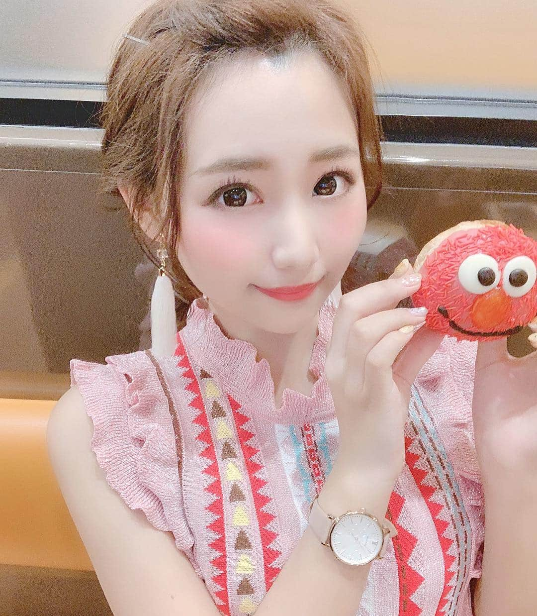 加藤里奈さんのインスタグラム写真 - (加藤里奈Instagram)「. エルモのドーナツ可愛くて🍩💓 . #ootd #fashion #instafood #instagram #instalike  #hairstyle #outfit #code #coordinate #style #stylepoint #instafashion #instagood #instalike #ファッション #おしゃれさんと繋がりたい #撮影 #ヘアアレンジ #ヘアスタイル #アレンジスタイル #ヘア #かとこ #コーディネート #コーデ #かとこーで #今日の服 #インスタグラマー」3月18日 19時08分 - katoco0326