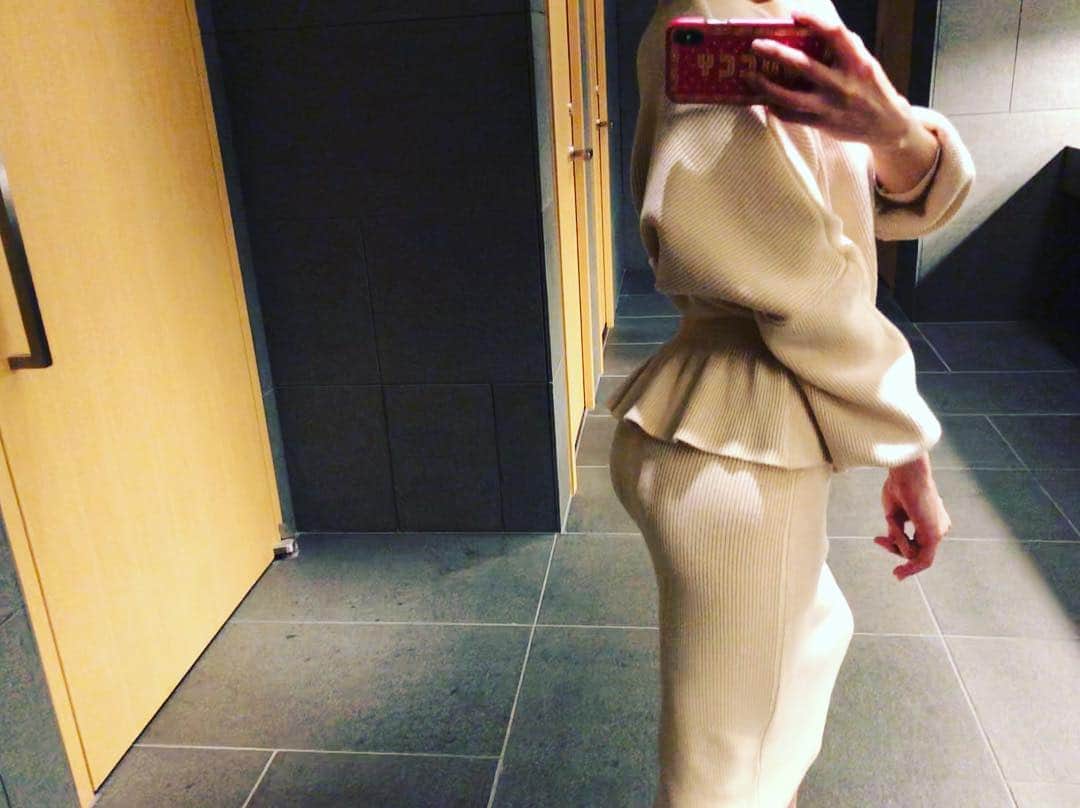 のインスタグラム：「. 『身体に脂肪をつける』ということに抵抗がまだまだあるので、背中や腰周りの肉付きがよくなってきた現実をなかなか受け入れられないのですが 唯一、#おしり が出来てきたことは嬉しく感じています🍑身体が脂肪や筋肉でサイズアップすることに喜びを感じるのは生まれて初めてかもしれません😌 いきなり全てを受け入れるのは難しいと思いますが、トレーナーさんを信じて少しずつ痩せているのが正義病を克服していけたらいいなぁと思います。。✨ . #bodymake #fitness #workout  #gymgirl  #筋トレ #筋トレ女子  #ボディメイク  #尻トレ #🍑」