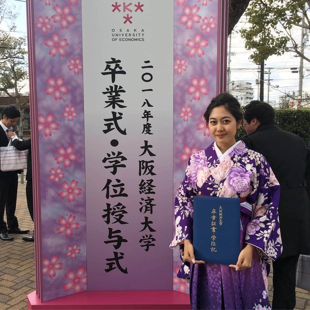 岡本麻佑のインスタグラム：「. 大学卒業しました👩🏽‍🎓🌸🎓相変わらず勉強は苦手やったけど友達みんなのお陰で学校が楽しかった😌経大に来て良かった！私に関わってくれた全ての人に感謝です、ありがとう😢✨そして大学生活でやりたかった事全て出来たからなんの後悔もない！もし大学生に戻れるとしたらまた同じ大学生活を送りたいな😌🤣」
