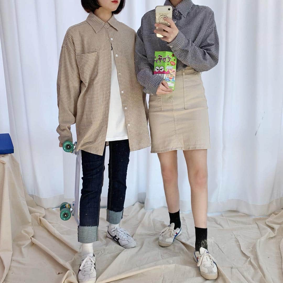 のインスタグラム：「チェックシャツで双子コーデ👯‍♀️カップルで真似しても可愛い💞 - #双子コーデ #シミラールック #チェックシャツ #韓国好きな人と繋がりたい #트윈룩」