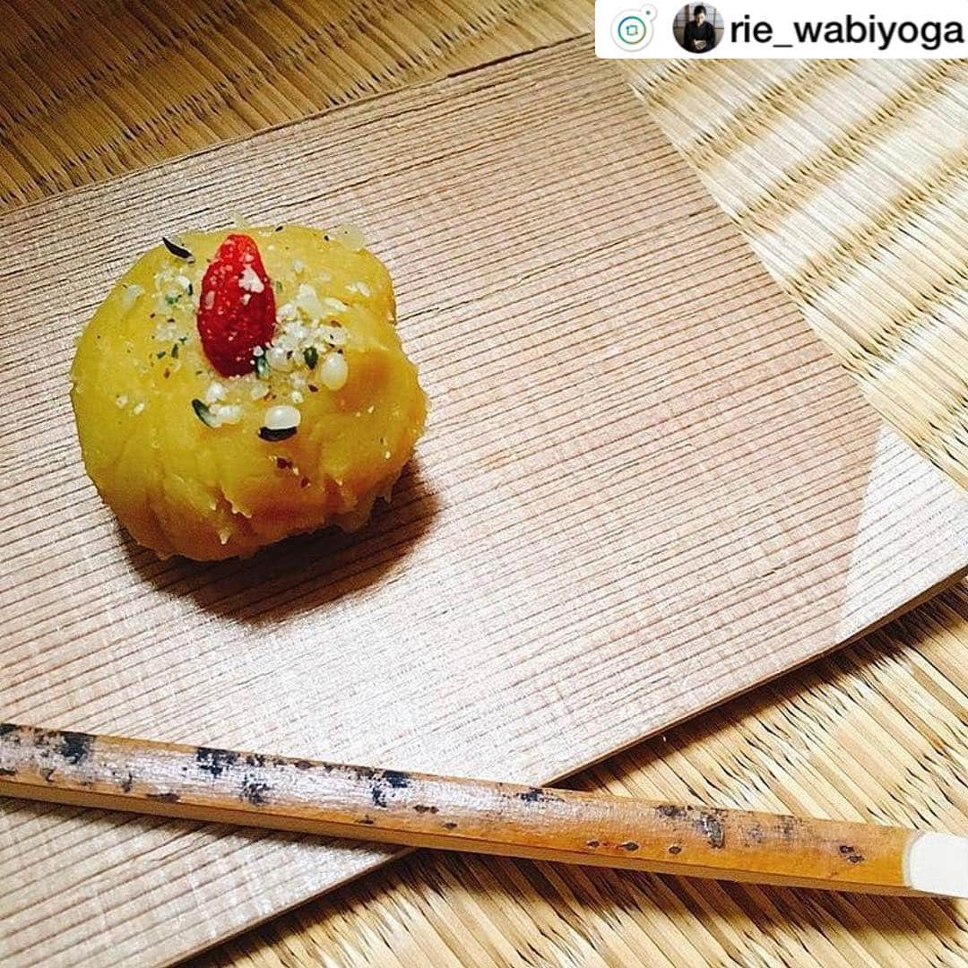 長谷川理恵さんのインスタグラム写真 - (長谷川理恵Instagram)「美しきヴィーガンスイーツ。﻿ ﻿ WabiYogaのお稽古でのお楽しみは、﻿ ヴィーガンパティシエである長谷川理恵さんが、﻿ この日のために特別なスイーツをご用意してくださること。﻿ ﻿ 味わい深い絶品ヴィーガンスイーツを、お抹茶と合わせていただく時間は、まさに至福のとき。﻿ ﻿ さて今回のスイーツは？今からとてもワクワクします。﻿ ﻿ ﻿﻿ 〜WabiYoga  2019年 弥生〜﻿ ﻿﻿﻿ 【残席3】﻿﻿ ヨガ未経験者、歓迎。﻿﻿ ﻿﻿﻿﻿ ﻿﻿﻿﻿◎日時： 3月26日(火)10:30〜12:00﻿﻿﻿﻿﻿﻿ ﻿﻿﻿﻿﻿﻿ ◎会場：宗徧流不審庵茶道場﻿﻿﻿ (鎌倉市浄明寺5-1-23)﻿﻿﻿ ﻿﻿﻿﻿﻿﻿ ＜JR鎌倉駅からバス10分＞﻿﻿﻿﻿﻿﻿ JR鎌倉駅東口5番乗り場より乗車→「浄明寺」下車徒歩3分 ﻿﻿﻿﻿﻿﻿ ※最寄りの浄妙寺駐車場をご利用いただけます。﻿﻿﻿﻿﻿﻿ ﻿﻿﻿﻿﻿﻿ ◎定員：10名 ﻿﻿﻿﻿﻿﻿ ◎参加費：16,000円 （お抹茶・お菓子付）﻿﻿﻿﻿﻿﻿ 自動返信メールにてお振込先をご案内いたします。事前のお振込をもって正式受付とさせていただきます。﻿﻿﻿﻿﻿﻿ (＊自動返信メールが届かない場合、下記問合せ先までご連絡ください。)﻿﻿﻿﻿﻿﻿ ﻿﻿﻿﻿﻿﻿ お振込いただきました参加費のご返金は行っておりません。開催日１週間前までのキャンセルは、次回開催日へのお振替が可能です。(6月開催予定)﻿﻿﻿﻿﻿﻿ ※１週間を過ぎた場合はお振替できませんので、ご注意ください。﻿﻿﻿﻿﻿﻿ ﻿﻿﻿﻿﻿﻿ ◎持ち物：足袋または靴下、ヨガウェアまたは、動きやすい服装をご用意ください。﻿﻿﻿﻿﻿﻿ お着替えが必要な方には小部屋をご用意しております。﻿﻿﻿﻿﻿﻿ ﻿﻿﻿﻿﻿﻿ ◎お申込み：プロフィールに掲載のURLよりお申込みください。﻿﻿﻿﻿﻿﻿ .﻿﻿﻿﻿﻿﻿ ◎お問合せ：Wabi Yoga鎌倉クラス﻿﻿﻿﻿﻿﻿ info.wabiyoga@gmail.com﻿﻿﻿﻿﻿﻿ ﻿﻿﻿﻿﻿﻿ 講師：長谷川 理恵﻿﻿﻿﻿﻿﻿ 1973年12月1日、神奈川県生まれ。﻿﻿﻿﻿﻿﻿ モデル、ヴィーガンパティシェ﻿﻿﻿﻿﻿﻿ 鎌倉の山田宗徧流家元が考案した現代人のためのヨガ、WabiYoga(侘びヨガ)日本初のインストラクター第１号﻿﻿﻿﻿﻿﻿ 1993年よりファッション誌のモデルとして活躍。現在は鎌倉に移住し、自身の「美」と「健康」に関する知識を基に、食・ファッション・スポーツを融合させた様々なACTを推進している。﻿﻿﻿﻿﻿﻿ ﻿﻿﻿﻿﻿﻿ 〈WbiYoga〉﻿﻿﻿﻿﻿﻿ 侘びとは、雑念が削ぎ落とされ、感覚が研ぎ澄まされ、素の自分になり、自分をみつめ、自然と一体になること。﻿﻿﻿﻿﻿﻿ WabiYogaとは、この侘びを身体化させた動きです。 肩と心の力みをとり、姿勢、呼吸を整え自分と向き合い、老廃物を流し血流を良くします。脳が活性化されるので心の軸が整えられ人間関係が柔らかくなります。 現代社会を生きるために、しなやかで芯のある心と身体を育てます。﻿﻿﻿﻿﻿﻿ ﻿﻿﻿﻿﻿﻿ #rie_wabiyoga  #riehasegawa  #wabiyoga #鎌倉不審庵 #山田宗徧流  #vegan #vegansweets  #yoga #kamakura #mindfulness #長谷川理恵  #鎌倉 #ヴィーガン #ヴィーガンスイーツ #マインドフルネス #ワビヨガ #侘び寂び #静寂の中で #茶道 #wabiyoga運営スタッフ」3月18日 19時10分 - rie_hasegawa