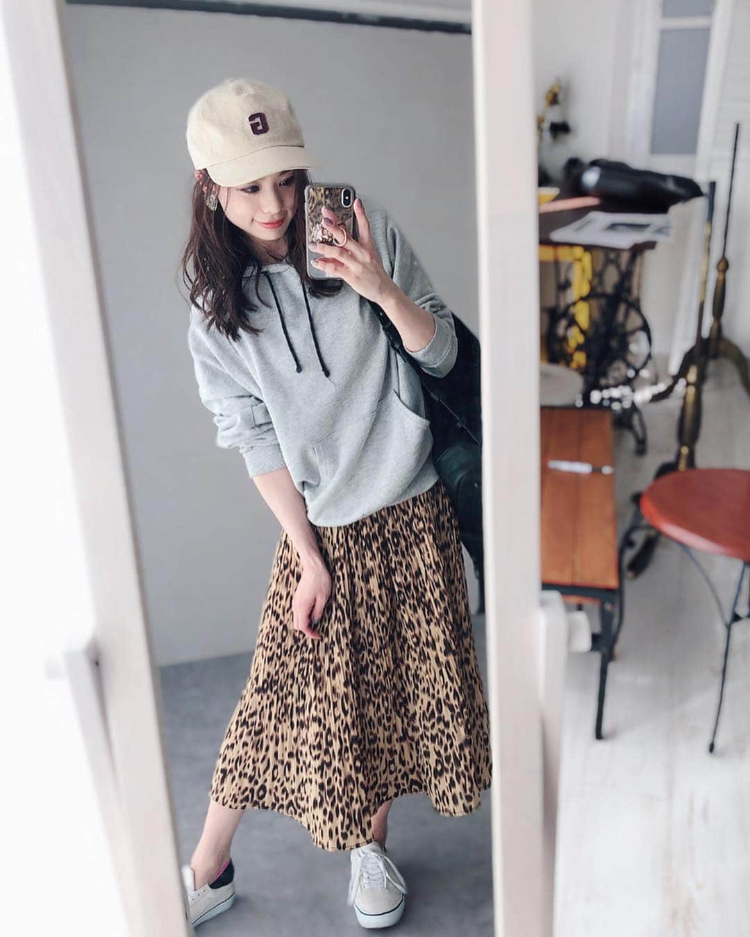 TANAKA SAKi 田中紗貴さんのインスタグラム写真 - (TANAKA SAKi 田中紗貴Instagram)「⋆ ヒョウ柄すっき🐅💛！ 今年の春はスカート履きたい！！ @u_dresser . .  #udresser#レオパードスカート  #vansoldskool#キャップ女子  #スカートコーデ#カジュアル#ootd  #男の子ママ#ママコーデ#ママモデル #モデル#田中紗貴」3月18日 19時12分 - sakiwo.523
