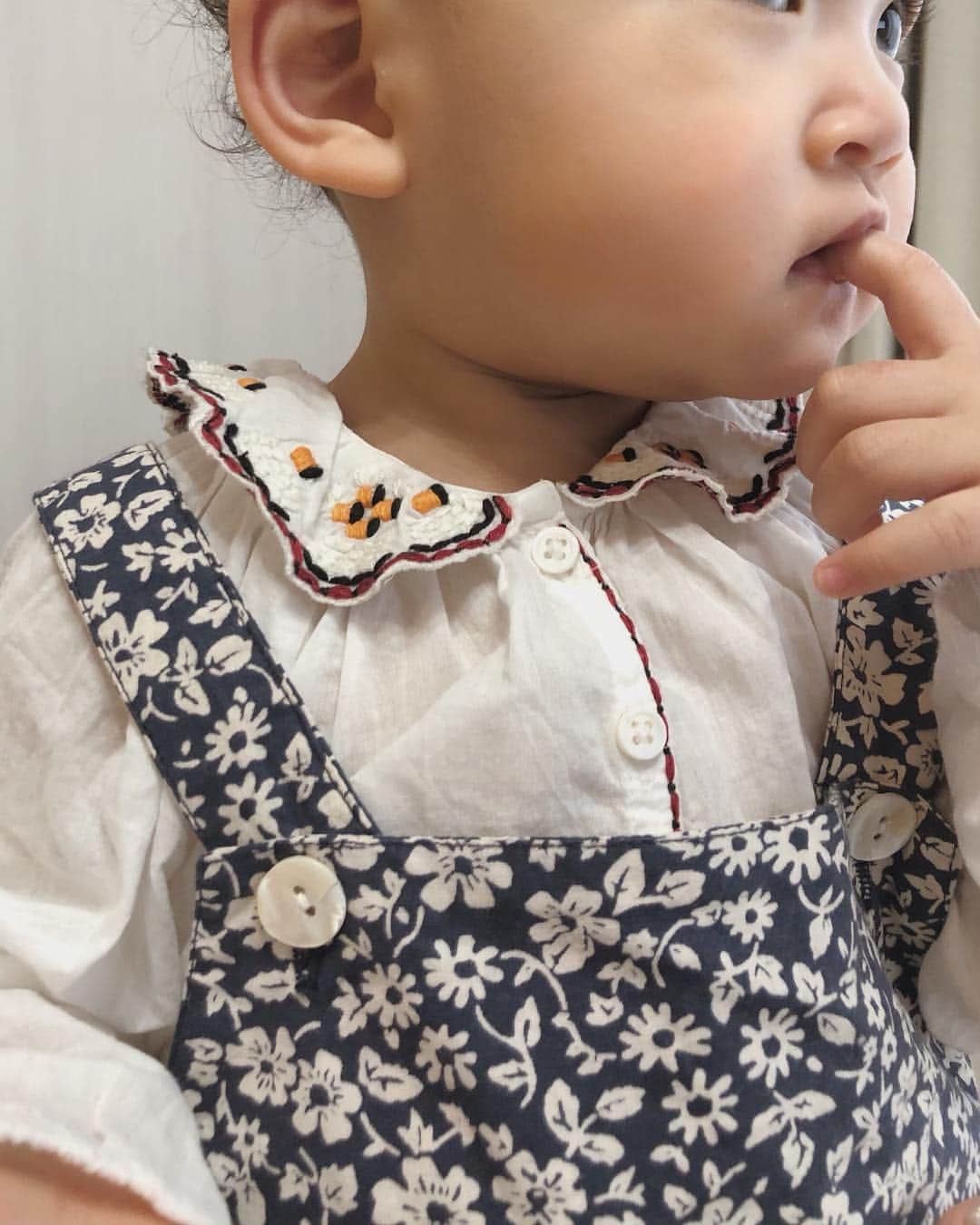 目見田早弥子のインスタグラム：「| daughter's 👗 一目惚れした @caramellondon のブラウスは 本当はワンピースを先に見て、可愛すぎる！！ と思ったのだけれど お作りがkidsしかないとのことで ちょっとデザインが違うけど似てる babyのブラウスに🧡 この日は @littlecottonclothes の 新作ロンパースを合わせました◯ 18mにしたけど73.5cm/8.5kgのちびさや👶🏻には まだ大きそうだった💭 長く着よう☺️🌸」