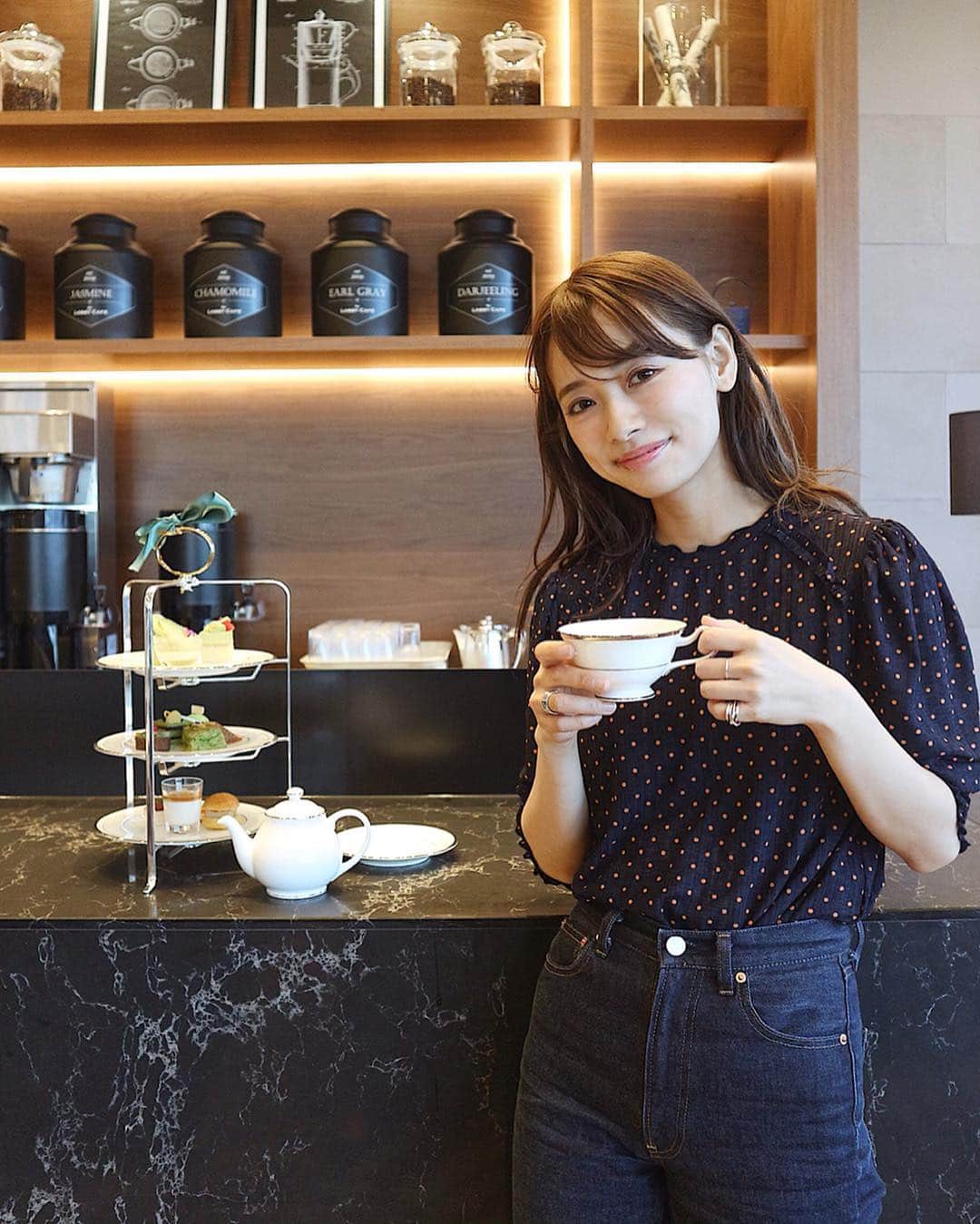 さんのインスタグラム写真 - (Instagram)「・ いつもはサクッとコーヒーだけど、今日は贅沢にアフタヌーンティーを☕️ゆっくりお茶とスイーツを味わう特別な時間でした😌✨ ・ The Lobby Cafeが3月15日にオープンしたばかりと聞いてホテルグランドニッコー東京台場へ。 時期によってテーマカラーが違っていて今回はグリーン🌿だからメニューもグリーンで統一されていて好きな抹茶とピスタチオがいっぱいで嬉しいー😍 ・ NYみたいなラウンジで(NY行ったことないけど🙂笑)落ち着いたいい空間だったな〜。最後の写真は黒ビールに見えてコーヒー！フワッフワの泡と深みのあるコーヒーがデザートと合って美味しかったです。 ・ ・ #TheLobbyCafe #grandnikkotokyodaiba #teatime #anothertokyo #afternoontea #sweets #PR #アフタヌーンティー #グランドニッコー東京台場 #お台場カフェ」3月18日 19時13分 - natsukoakahani