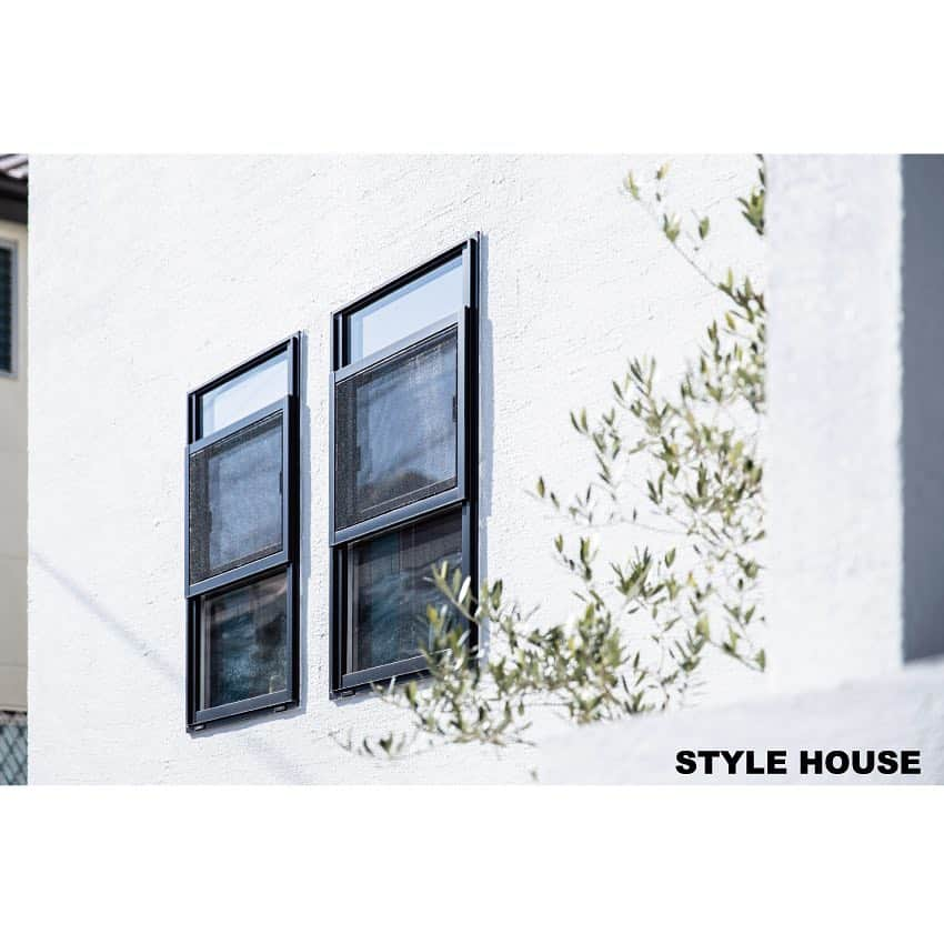 STYLE HOUSE 谷上工務店さんのインスタグラム写真 - (STYLE HOUSE 谷上工務店Instagram)「お施主様の声「窓も、外から見たら全部大きさや高さが整っているんです。同じ大きさになるよう計算して、見栄えが良いようにつくってくださったんだなぁと外から見て気づきました。」 お施主様邸の施工写真です。その他の施工写真は、 @stylehouse_taniue  のURLからご覧いただけます。 . ぜひチェックしてみてくださいね♪ . . #stylehouse  #谷上工務店 #allagi #diy #アレジ #スタイルハウス #ナチュラルインテリア #インテリア大好き #夢のマイホーム #わが家に恋する #ライフスタイル #結婚 #新婚生活 #カフェ好き #カフェ風インテリア #大阪 #キッチンカウンター #大阪で家を建てる #大阪の注文住宅 #大阪建築 #スーモ #注文住宅 #大阪の家 #大阪注文住宅」3月18日 19時25分 - stylehouse_taniue