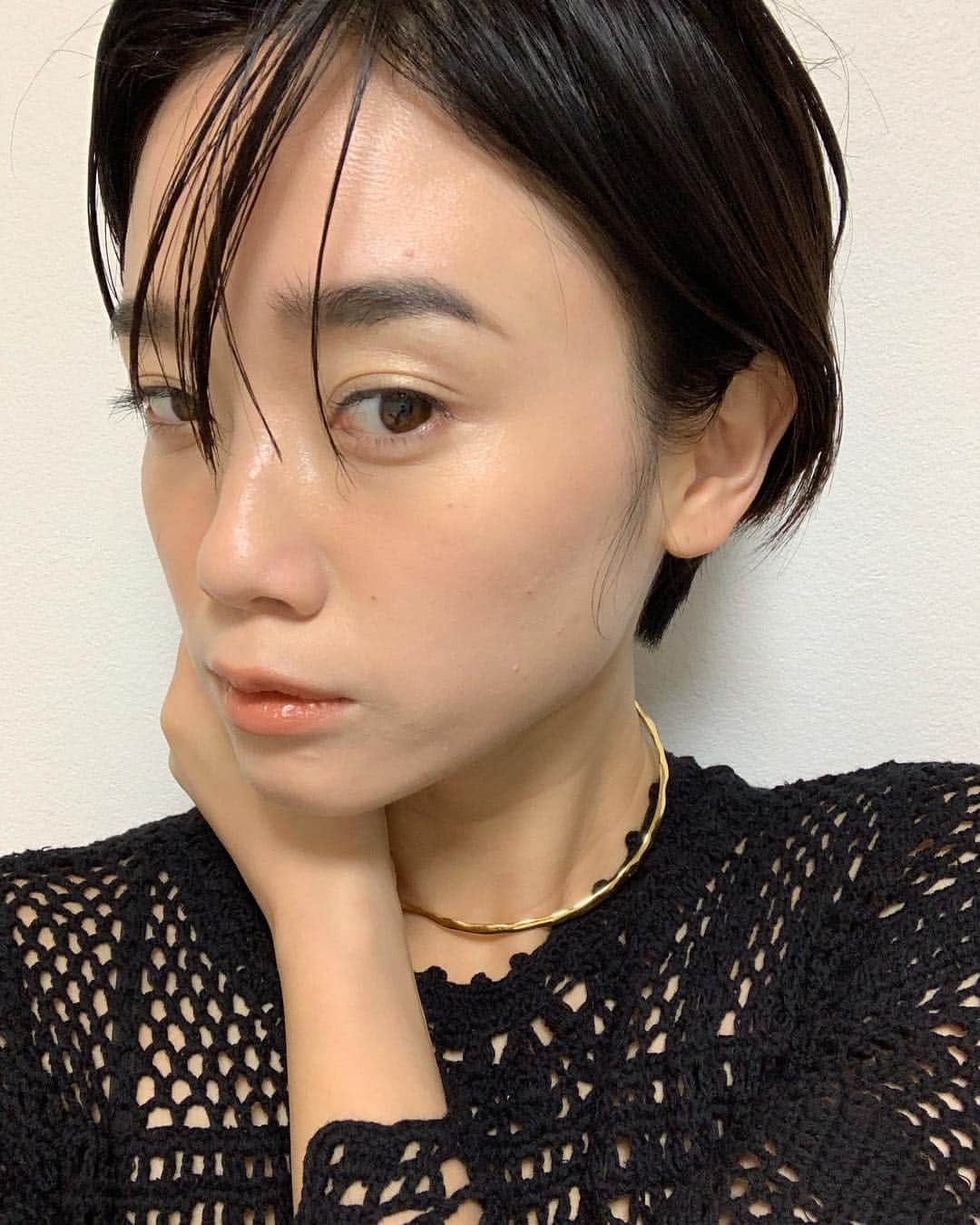 宮城舞さんのインスタグラム写真 - (宮城舞Instagram)「アジア人のために作られた @shuuemura の新ファンデーション アンリミテッド ラスティング フルイドの24色あるうちの364番のイメージモデルをやらせてもらいました🙊♥️ 1.2枚目は実際に家で使って加工なしのもの👏🏻 私の肌の色にピッタリすぎるし、素肌に近いような質感に仕上がるんだけどカバー力は抜群で本当によれないんだ！  撮影終わりに シュウの研究室の皆様に 実験などをさせてもらって こんなに落ちないファンデーション あるんだって驚きました🤩  本当にこのアンリミテッドの虜になってます私🤭  アジア人のために24色もあるので、絶対にみんなの肌にあった色に出会えるはず☺️ ぜひ、店頭で試してみて♥️ #unlimitedmatch #シュウウエムラ #PR @shuuemura」3月18日 19時25分 - mai_miyagi